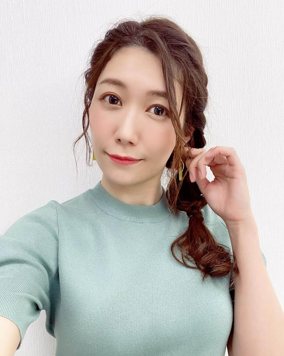 穂川果音さんのインスタグラム写真 - (穂川果音Instagram)「hairstyle  サイド編み下ろしヘアです😊  #ヘアアレンジ　#ヘアスタイル　#編み下ろし　#イヤリング　#hairstyle #hairarrange #earrings #まとめ髪　#編み下ろしアレンジ　#前髪アレンジ 　#5月コーデ　#春コーデ　#おしゃれっぽ #アナウンサーコーデ  #アベプラ　#お天気キャスター #サイド編み下ろしヘア　#サイドアップ」5月31日 10時42分 - hokawakanonn