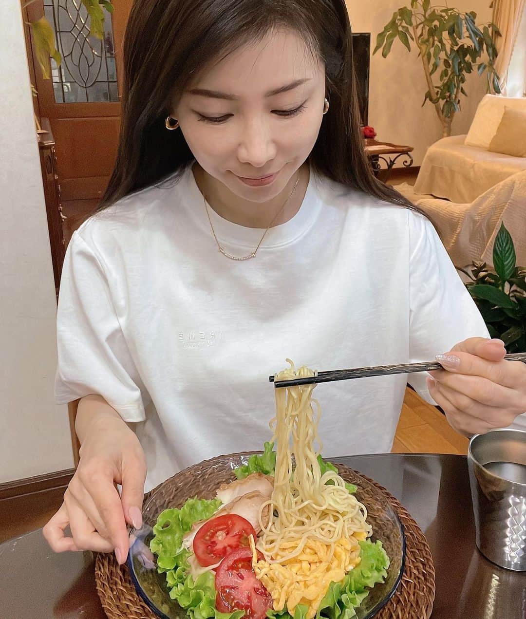 水谷雅子さんのインスタグラム写真 - (水谷雅子Instagram)「夏の風物詩「冷やし中華」😋🎶 たまにはトッピングを変えて美味しくいただきます❣️ あと食べ応えのある「色とりどりの野菜巻き」 たっぷりの野菜を巻いて、 見た目も色鮮やかでご飯が進む一品！レシピ紹介 詳しくmasakoサロンに紹介しました。 よかったら見て下さいね❣️ ストーリーズからリンクをタッチして飛べますよ😉👍 #ランチ#冷やし中華#美味しいトッピング #鶏チャーシュースライス #色とりどりの野菜巻き#ご飯が進む #4xビーフ#焼肉のたれ#味噌味 #晩御飯#お家ごはん #dinner #エスエルクリエーションズ #安心安全な食材#お取り寄せ #slcreationsのある暮らし #slcreations #冷凍食品#宅配冷凍食品#品質こだわり #無添加#z's-menu #水谷雅子#水谷雅子beautybook50の私 @slcreations_official」5月31日 11時20分 - mizutanimasako