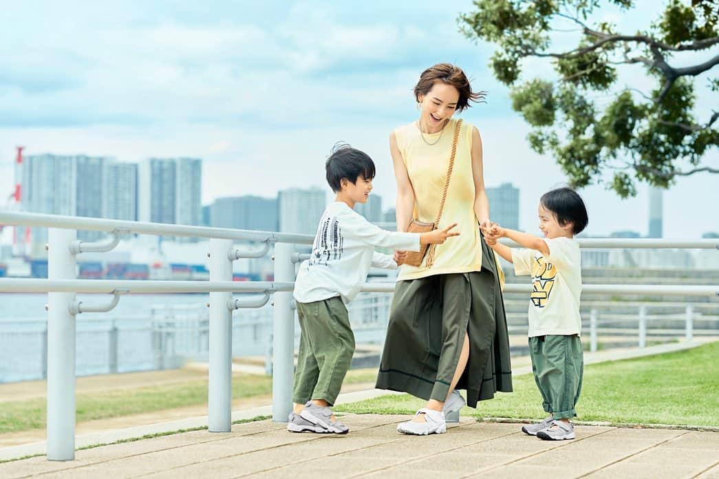 辻元舞さんのインスタグラム写真 - (辻元舞Instagram)「. 親子で出演させていただいています👦🏻👶🏻 兄弟揃っての撮影、それはそれはもうお手上げ状態でしたが…🫣笑 皆さんのおかげで素敵に撮っていただきました🙇🏻‍♀️ 軽くて着脱簡単で快適な履き心地が我が家の暴走系男子達にもぴったりなエアリフト🥹✨ 是非チェックしてみてください👟  #ナイキキッズ#nikekids#abcmart#ナイキリトルリフト#エアリフト#サマーシューズ @abcmart_kids @abc_mart_japan」5月31日 11時36分 - mai_tsujimoto