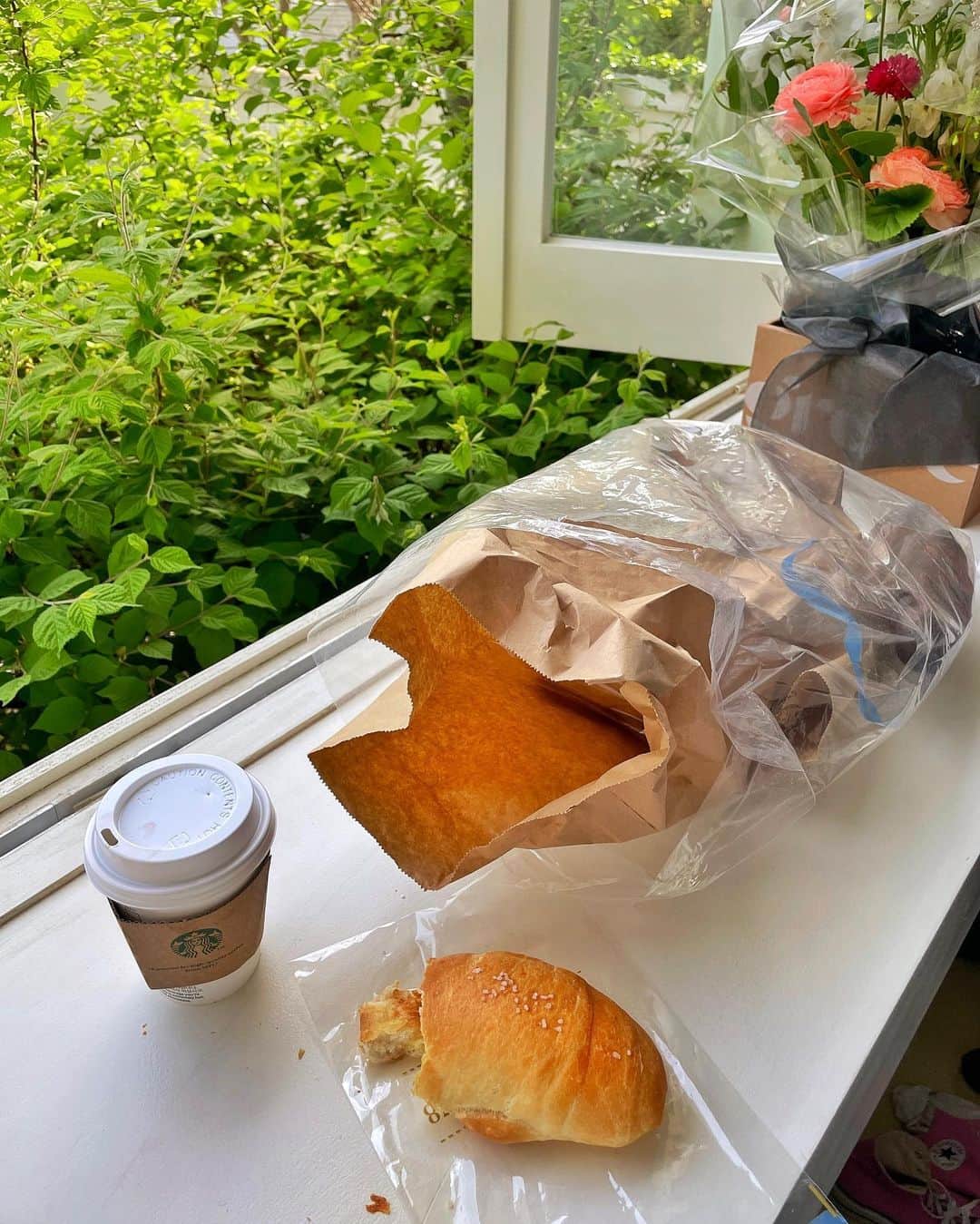 チャン・ウォニョンさんのインスタグラム写真 - (チャン・ウォニョンInstagram)「_ Bread time in the middle of working 🥐🤎🥖🥨🧈」5月31日 13時20分 - for_everyoung10