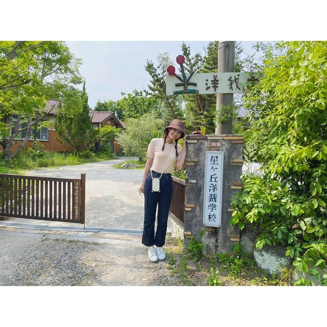 篠原真衣さんのインスタグラム写真 - (篠原真衣Instagram)「住宅街の中の異空間🌲🌳  虫たちとおともだちになる。 洋裁学校とギャラリーの奥にひっそりと営むカフェ。 姪を抱っこしていた両腕は蚊に刺されまくりました。姪を守ったぞということで👌。  サイフォンコーヒーでとても優しい気持ちになりました。 #隠れ家#洋服の篠原」5月31日 13時58分 - shinomai425