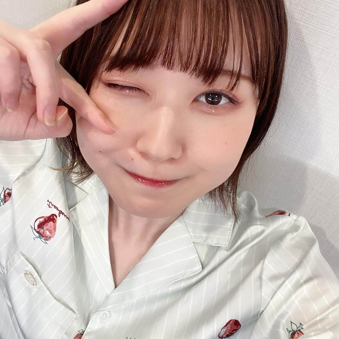 立花日菜さんのインスタグラム写真 - (立花日菜Instagram)「もこもこゲーミング🧸🎮💭 ⠀ ⠀ 初回放送でした〜〜☺️☺️☺️ 緊張したけど無事おわってよかった！ 楽しかったな〜〜☀️ みんなにも楽しんでもらえたかな❔ ⠀ ⠀ セットとか衣装とかすごくこだわっていただいて ゲームもプレイするし、 初回でケーキもいただいて、 お花もみんなに選んでもらって、 ってなんだかもりもり盛りだくさんだったよね(笑) みんなついて来れてたかな？🥺 見るところたくさんで忙しかったと思うけど これから毎月放送あるので よかったらゆっくりくつろぎながら 満喫してくれたら嬉しいです💭☺️ ⠀ ⠀ みんなが選んでくれたピンクのお花💐 とお花のなかにいた緑のくまさん🧸💚 くまさんみんな気づいた？(笑) めちゃ可愛くない？🥺🥺 ⠀ ⠀ そうだ！声グラさんの特集も楽しみにしててね！ 「立花日菜」として乗るのってたぶん初？ だから少し変な感じするけど🤧🤧 発売日とかわかったらまたお知らせするね！ ⠀ ⠀ 来月もよろしく〜〜🙆🏻‍♀️🙆🏻‍♀️ Discordの方もよろしく〜〜🙆🏻‍♀️🙆🏻‍♀️」5月31日 14時02分 - 17.tachibana