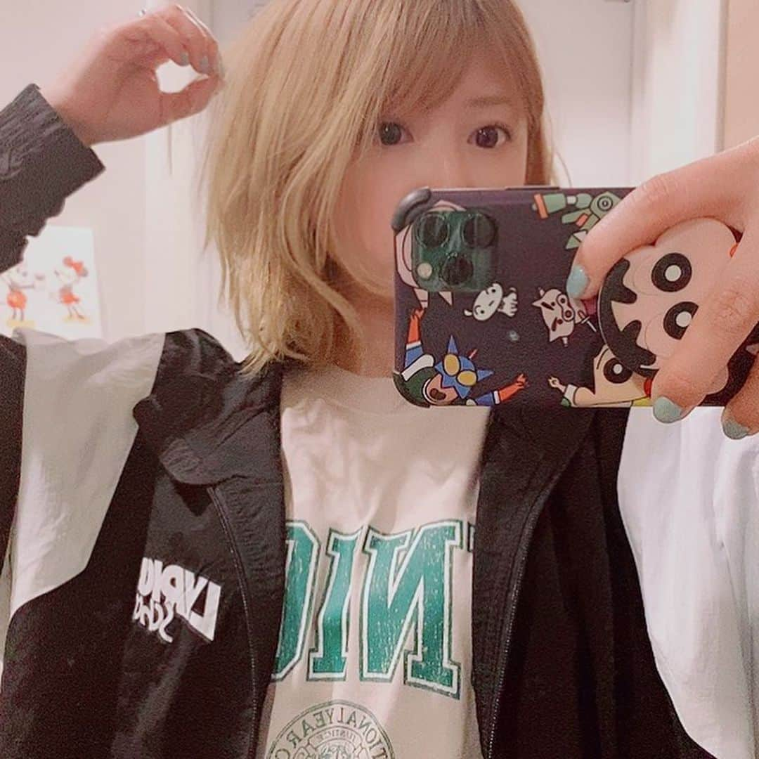 矢口真里さんのインスタグラム写真 - (矢口真里Instagram)「実は一瞬だけ髪の毛バリバリ明るくなってました😂 久しぶりにブリーチしてミルクベージュ✨ ただ明るくなり過ぎて、 今は右側の色に落ち着きましたょ😳 一瞬の出来事でした🥺✨ （本当はもっと明るくしたい人🤫） ・ てじさんに、 『いや〜ヒヨって髪の毛少し暗くしたんよ😂』 って言ったら、 『ママったなっ』って突っ込まれたw  ママったって何っ！？ なんとなく意味分かるけど😁✨」5月31日 15時54分 - mariyaguchi_official