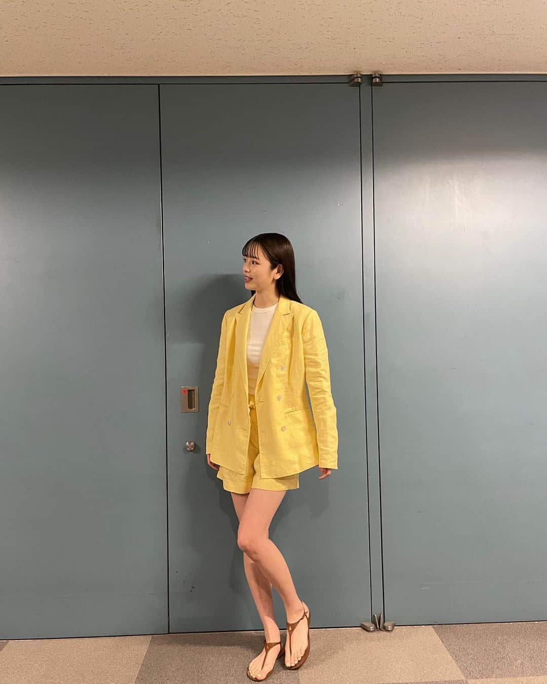 横田真悠さんのインスタグラム写真 - (横田真悠Instagram)「ラヴィット！今月のお衣装です🎀 今月は2回もお休みすることになってしまい、悔しかった🥲 また来週からもよろしくお願いします！！！」5月31日 16時50分 - yokota_mayuu