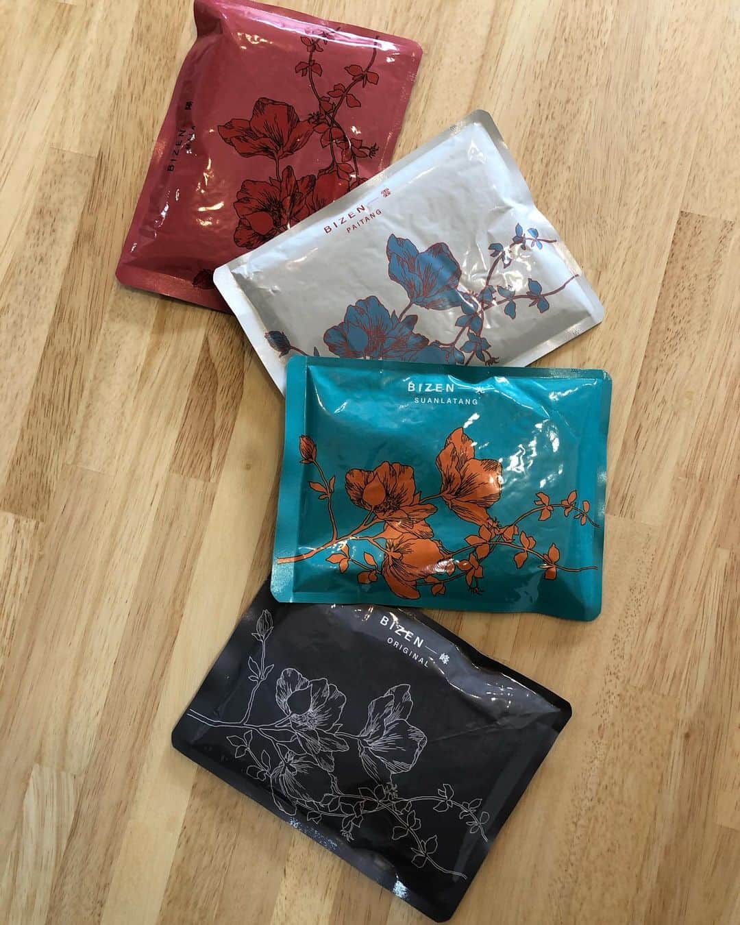 鳳真由さんのインスタグラム写真 - (鳳真由Instagram)「忙しい時でも手軽に続けられる「BIZEN」  今回はHPに載っているレシピを参考に、「雲」を使用して参鶏湯風にしてみました！ 筍やキノコなど好きな食材とお米を入れて煮込むだけで、簡単に栄養が摂れるので夏バテ防止にもぴったり  こちらもクセが全然ないので、薬膳にあまり馴染みのない方でも美味しく頂けると思いました🍽  身体を温める効果のある八角や生姜、また美肌やアンチエイジングにも欠かせない白キクラゲやクコの実、ナツメなど 普段なかなか摂ることのできない栄養がぎゅっと詰まっているので 私がハマっているオートファジー（16時間断食）の回復食にもとーってもおすすめです💓 オートファジーは身体の中をスッキリさせ、アンチエイジングにも良い‥とされています。身体の中がスッキリした状態で、ヘルシーで栄養素の高いものを摂り入れる！このサイクルが私には合っているのかもとひしひしと感じております🙏  公式アカウント@bizen_officialのTOPページにあるURLから購入できますのでぜひ！  #bizen #美善 #bizenスープ #漢方 #薬膳 #pr #デトックス #和漢食材 #時短レシピ #温活美容」5月31日 17時08分 - ootorispecialpanic