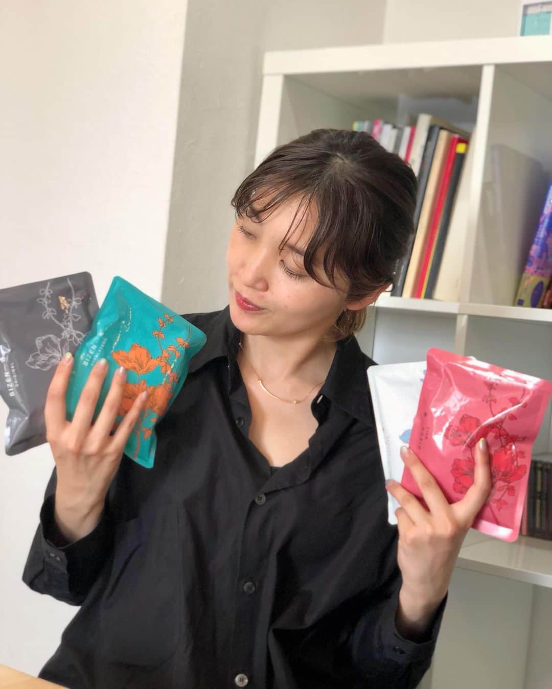 鳳真由さんのインスタグラム写真 - (鳳真由Instagram)「忙しい時でも手軽に続けられる「BIZEN」  今回はHPに載っているレシピを参考に、「雲」を使用して参鶏湯風にしてみました！ 筍やキノコなど好きな食材とお米を入れて煮込むだけで、簡単に栄養が摂れるので夏バテ防止にもぴったり  こちらもクセが全然ないので、薬膳にあまり馴染みのない方でも美味しく頂けると思いました🍽  身体を温める効果のある八角や生姜、また美肌やアンチエイジングにも欠かせない白キクラゲやクコの実、ナツメなど 普段なかなか摂ることのできない栄養がぎゅっと詰まっているので 私がハマっているオートファジー（16時間断食）の回復食にもとーってもおすすめです💓 オートファジーは身体の中をスッキリさせ、アンチエイジングにも良い‥とされています。身体の中がスッキリした状態で、ヘルシーで栄養素の高いものを摂り入れる！このサイクルが私には合っているのかもとひしひしと感じております🙏  公式アカウント@bizen_officialのTOPページにあるURLから購入できますのでぜひ！  #bizen #美善 #bizenスープ #漢方 #薬膳 #pr #デトックス #和漢食材 #時短レシピ #温活美容」5月31日 17時08分 - ootorispecialpanic
