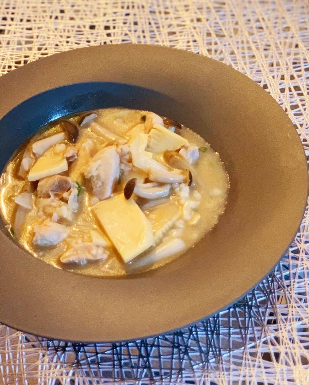 鳳真由さんのインスタグラム写真 - (鳳真由Instagram)「忙しい時でも手軽に続けられる「BIZEN」  今回はHPに載っているレシピを参考に、「雲」を使用して参鶏湯風にしてみました！ 筍やキノコなど好きな食材とお米を入れて煮込むだけで、簡単に栄養が摂れるので夏バテ防止にもぴったり  こちらもクセが全然ないので、薬膳にあまり馴染みのない方でも美味しく頂けると思いました🍽  身体を温める効果のある八角や生姜、また美肌やアンチエイジングにも欠かせない白キクラゲやクコの実、ナツメなど 普段なかなか摂ることのできない栄養がぎゅっと詰まっているので 私がハマっているオートファジー（16時間断食）の回復食にもとーってもおすすめです💓 オートファジーは身体の中をスッキリさせ、アンチエイジングにも良い‥とされています。身体の中がスッキリした状態で、ヘルシーで栄養素の高いものを摂り入れる！このサイクルが私には合っているのかもとひしひしと感じております🙏  公式アカウント@bizen_officialのTOPページにあるURLから購入できますのでぜひ！  #bizen #美善 #bizenスープ #漢方 #薬膳 #pr #デトックス #和漢食材 #時短レシピ #温活美容」5月31日 17時08分 - ootorispecialpanic