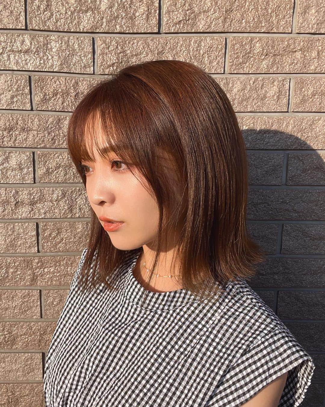 本谷紗己さんのインスタグラム写真 - (本谷紗己Instagram)「@suiterope さんで ヘアカラーとトリートメント🙆‍♀️🤍  私の髪は日差しで明るくなりやすいのでしっかりとケアしてもらうのが必要で、いつも助けてもらっています🥹  今回は遊びを入れたピンク系！ ピンクはピンクでも、チェリー寄りの大人めピンクです🍒  今回もすべて金谷さんにおまかせしました😋 10年お世話になっています🥰  オージュアのトリートメントで 髪のツヤ感も復活！ 栄養もしっかりと入れてもらいました🥹🤍  いつも本当にありがとうございます🥰  #心斎橋　#サロン #ボブ　#ボブヘア　#外はねボブ #外ハネボブ  #ヘアサロン　#ヘアケア #オージュア　#超音波トリートメント  #トリートメント　#メイク」5月31日 19時07分 - sappyon38