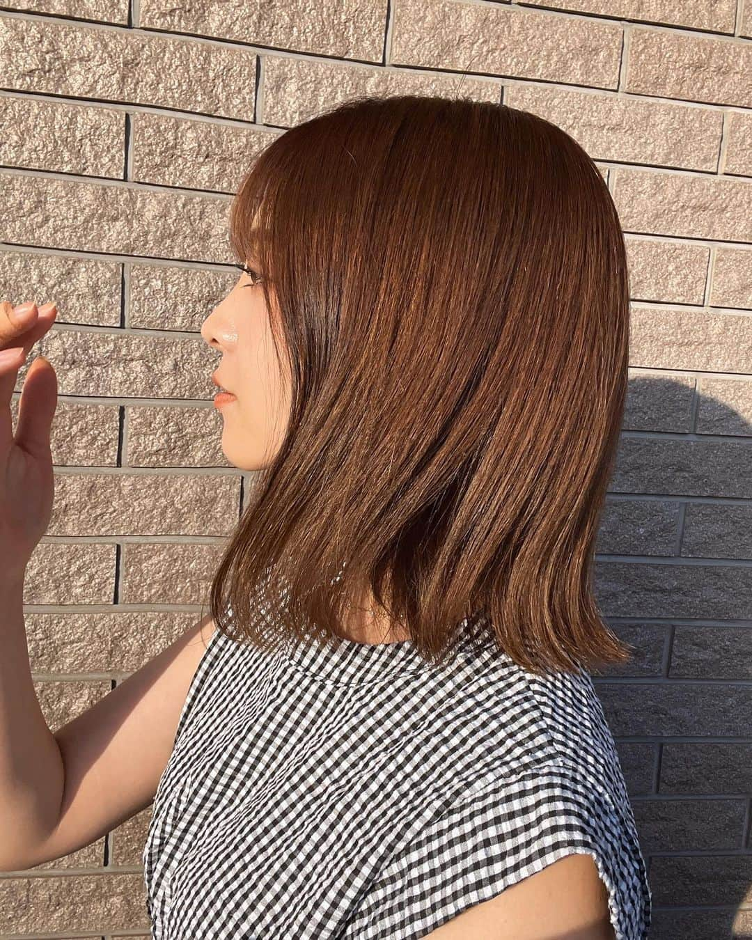 本谷紗己さんのインスタグラム写真 - (本谷紗己Instagram)「@suiterope さんで ヘアカラーとトリートメント🙆‍♀️🤍  私の髪は日差しで明るくなりやすいのでしっかりとケアしてもらうのが必要で、いつも助けてもらっています🥹  今回は遊びを入れたピンク系！ ピンクはピンクでも、チェリー寄りの大人めピンクです🍒  今回もすべて金谷さんにおまかせしました😋 10年お世話になっています🥰  オージュアのトリートメントで 髪のツヤ感も復活！ 栄養もしっかりと入れてもらいました🥹🤍  いつも本当にありがとうございます🥰  #心斎橋　#サロン #ボブ　#ボブヘア　#外はねボブ #外ハネボブ  #ヘアサロン　#ヘアケア #オージュア　#超音波トリートメント  #トリートメント　#メイク」5月31日 19時07分 - sappyon38