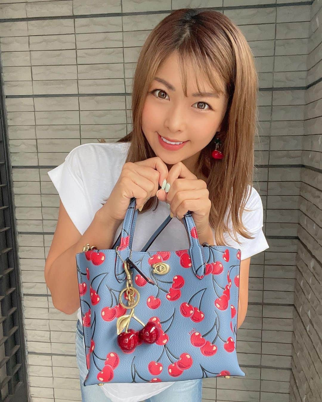 あおい夏海さんのインスタグラム写真 - (あおい夏海Instagram)「COACHからめっちゃ可愛いチェリーシリーズ出てました‼️‼️ 一目惚れしてチェリーチャームと合わせてGETしちゃった〜😍❤️❤️ めっちゃ嬉しい❤️❤️❤️  ピアスも赤チェリー🍒🍒  ある日のコーデ🍒 Tシャツ&デニム @zara チェリーバッグ @coach_japan    #coachチェリーバッグチャーム  #coach  #coachbag  #coachバッグ  #コーチバッグ  #チェリーバッグ #チェリーチャーム  #今日のコーデ #今日のコーディネート  #デニムコーデ  #カジュアルコーデ  #アラサーコーデ #あおい夏海」5月31日 19時24分 - natsumi.aoi