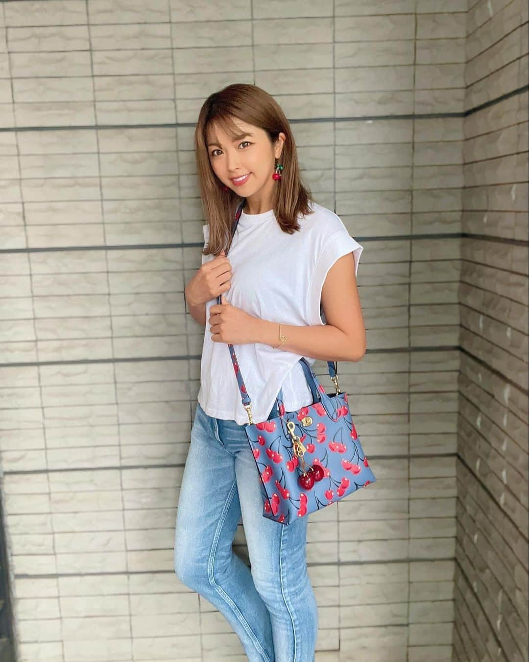 あおい夏海さんのインスタグラム写真 - (あおい夏海Instagram)「COACHからめっちゃ可愛いチェリーシリーズ出てました‼️‼️ 一目惚れしてチェリーチャームと合わせてGETしちゃった〜😍❤️❤️ めっちゃ嬉しい❤️❤️❤️  ピアスも赤チェリー🍒🍒  ある日のコーデ🍒 Tシャツ&デニム @zara チェリーバッグ @coach_japan    #coachチェリーバッグチャーム  #coach  #coachbag  #coachバッグ  #コーチバッグ  #チェリーバッグ #チェリーチャーム  #今日のコーデ #今日のコーディネート  #デニムコーデ  #カジュアルコーデ  #アラサーコーデ #あおい夏海」5月31日 19時24分 - natsumi.aoi