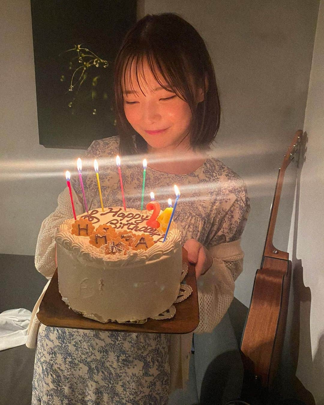 新谷姫加さんのインスタグラム写真 - (新谷姫加Instagram)「誕生日当日、島で撮影していて撮影終わりのご飯でサプライズ🎂  カメラマンさんスタイリストさんからも誕生日プレゼントが🥲  幸せな1日でした☺︎」5月31日 19時36分 - hime._.gram