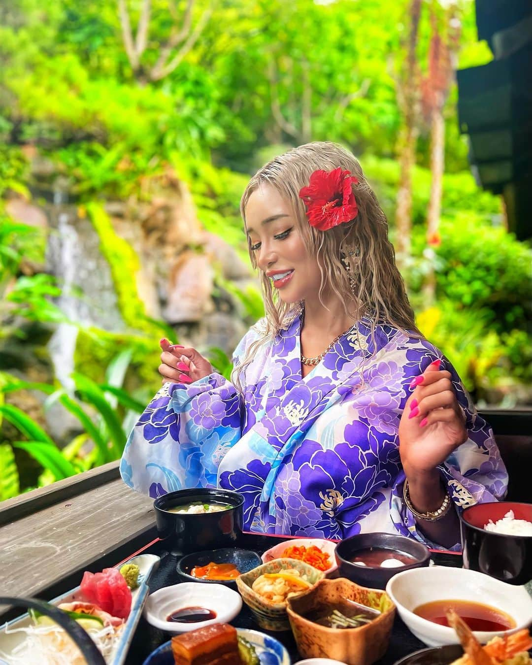 藤木そらさんのインスタグラム写真 - (藤木そらInstagram)「. . I went to a delicious and fashionable rice shop in Okinawa ❤️❤️ A pair of yukatas for a summer mood ฅ (^ ω ^ ฅ) 💕 Too great 😍💜‼ . .ひと足お先に夏気分を味わってきたょ🥰❣️浴衣を着ておしゃれなランチを食べてきたょん(˶'ᵕ'˶) . .めちゃくちゃおしゃれすぎて大興奮❤️❤️しかも美味しかったぁ🫰🏻💗 . . .浴衣大好きだから、テンションあがりましたぁ୧꒰*´꒳`*꒱૭✧久しぶりに浴衣着たなぁ🤍🏹 ̖́-今年は祭りありそうだから🏮👘✨楽しみ💞 . . . .浴衣 @dazzy_official  . . . . . . . . . . . . .#大家 #沖縄グルメ #okinawatrip #okinawalife #沖縄旅行 #沖縄ランチ #沖縄グルメ #グルメ好きな人と繋がりたい #グルメスタグラム #グルメ旅 #風情がある #浴衣 #浴衣ヘア #浴衣女子 #浴衣美人 #yukata #japanesefood #うふや  #デイジー浴衣」5月31日 19時52分 - sorafujiki