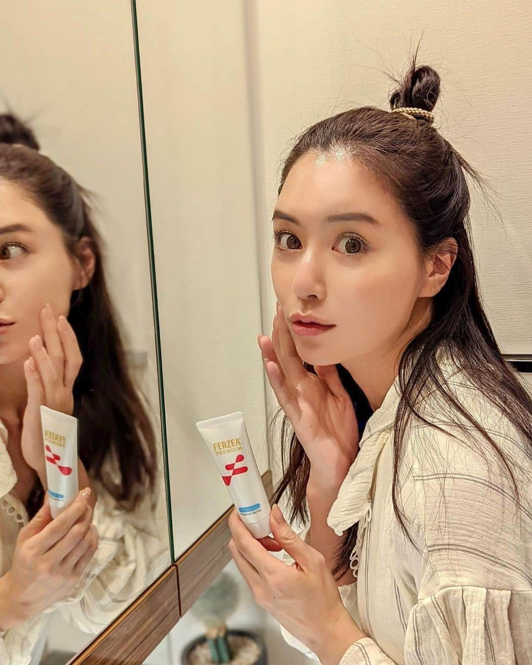 石井里奈さんのインスタグラム写真 - (石井里奈Instagram)「こんばんは💕 今夜は乾燥ケア投稿🥰 持ち運びにも便利な大きさで、これ一本で浸透・保護して保湿するジェル✨ 肌の乾燥悩みに効くアイテム💕✨ . 新発売のフェルゼアプレミアム　HPミルクジェル 第二類医薬品✨ @lion_ferzea  . 私は本当乾燥肌でスキンケアしたあとでも、しばらくすると乾燥を繰り返したりしてたんだけど、このミルクジェルは肌の自己保水力を修復してうるおいのある健康な肌に近づけるんだそう🧖‍♀️💕 . サウナの後とか乾燥肌が気になるときに素早くケアできるよ💕👁 . しっとりぷるっとしたジェルがスーッと肌に浸透して、医薬品の保湿効果で乾燥肌を治すんだって❣️ べたつきがなく暑い時期や春夏の乾燥肌にも使いやすい💗 . これからの季節のゴルフは紫外線を浴びてどうしても乾燥肌になりがち。乾燥肌になってしまったら、お風呂入った後とかにこれでケアしたいと思います🙆‍♀️✨ . #フェルゼアプレミアムHPミルクジェル #自己保水力再生 #乾燥肌治療 #フェルゼア #PR #スキンケア #保水力 #乾燥肌 #乾燥対策 #乾燥肌にオススメ #おすすめスキンケア #サウナ #サウナ女子 #ゴルフ #ゴルフ女子 #銭湯 #お風呂 #skincare #cosmetics #うるおい #すっぴん #スキンケア動画 #美肌 #艶肌 #すっぴん美人 #スキンケア用品 #新作コスメ #おうち時間 #乾皮症 #小児の乾燥性皮膚」5月31日 20時40分 - ri7tin1025