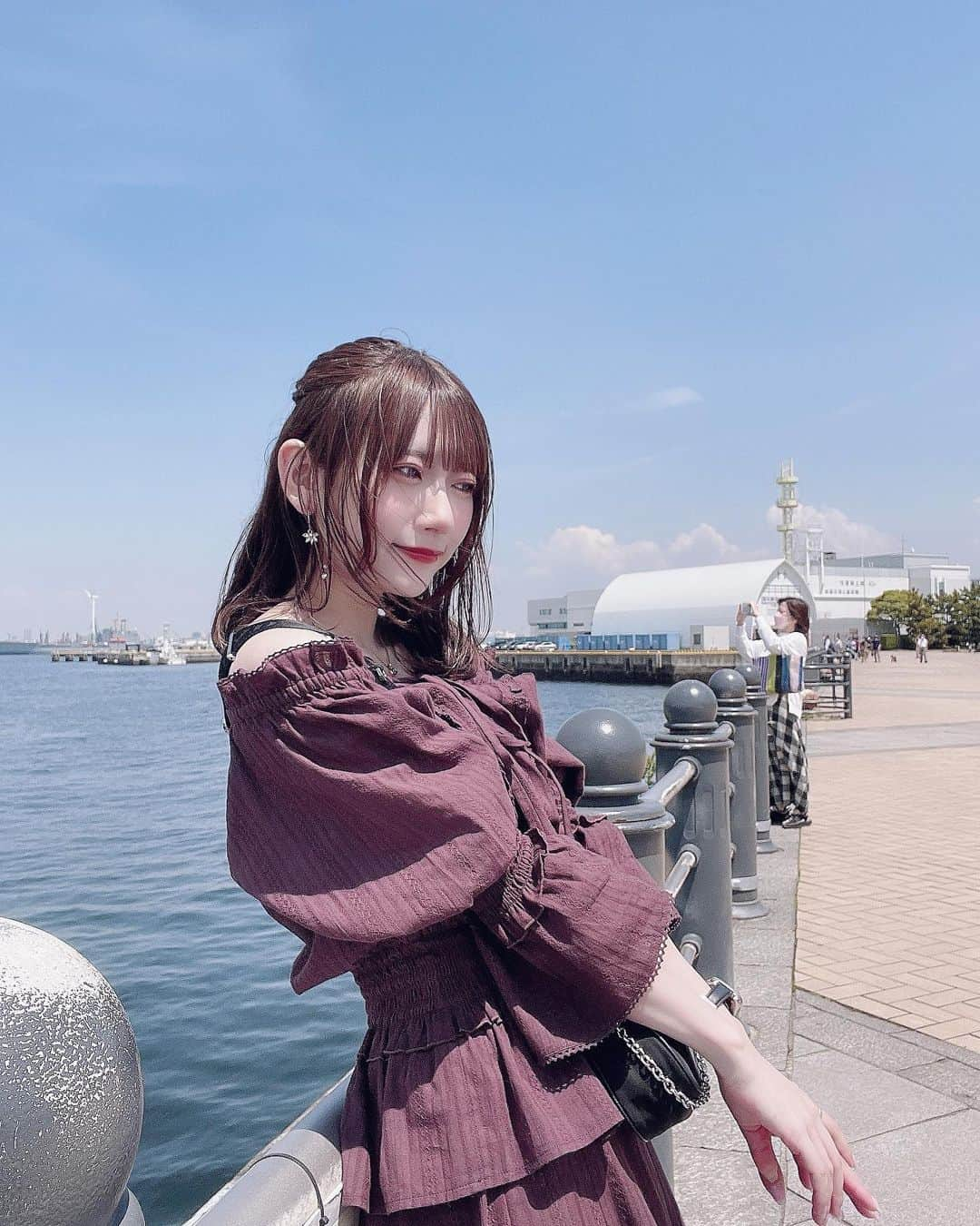 山田麻莉奈さんのインスタグラム写真 - (山田麻莉奈Instagram)「. こういうオフショルのお洋服自信持って着たくて 先日 @selectclinic さんで 肩ボトックスをしてきました🫧  首周りの筋肉？が盛り上がってるのが気になってて🥲 あと元々肩こりもひどかったのだけど それも一緒に落ち着いてきた気がする。  夏に向けてジムも行き始めたし 自分磨きがんばる〜〜  #セレクトクリニック #SELECTCLINIC  #肩ボトックス @selectclinic」5月31日 21時09分 - marina.yamada_324