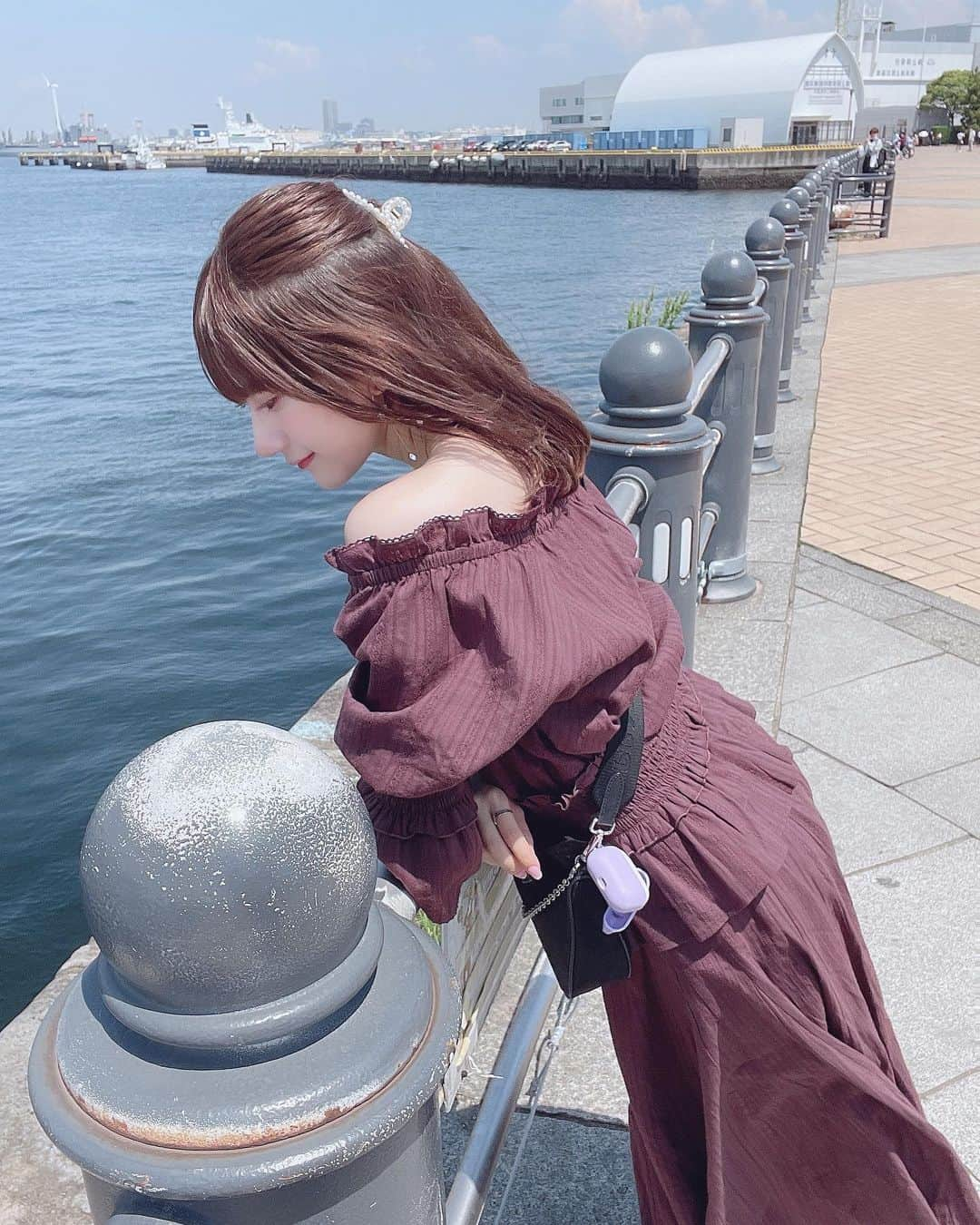 山田麻莉奈さんのインスタグラム写真 - (山田麻莉奈Instagram)「. こういうオフショルのお洋服自信持って着たくて 先日 @selectclinic さんで 肩ボトックスをしてきました🫧  首周りの筋肉？が盛り上がってるのが気になってて🥲 あと元々肩こりもひどかったのだけど それも一緒に落ち着いてきた気がする。  夏に向けてジムも行き始めたし 自分磨きがんばる〜〜  #セレクトクリニック #SELECTCLINIC  #肩ボトックス @selectclinic」5月31日 21時09分 - marina.yamada_324