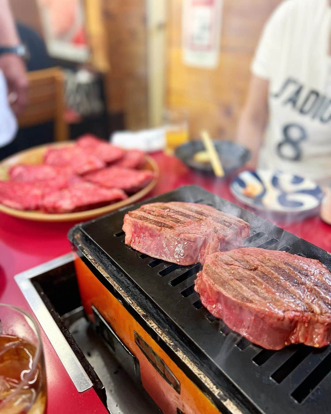 得あゆさんのインスタグラム写真 - (得あゆInstagram)「念願の奈良『きみや』🥩❤️  これ何キロだったかな？ペロリでした！🥩🤣 シャトーブリアン🥩メニューでいうと、 ＡとBを4人前頼んで、この量です🥩🥩🥩🥩 タンは裏メニュー？っぽいです！ 行かれる方は、お腹空かせて行ってください！笑  大好きなお肉沢山食べられて幸せすぎた… ほんとーっに美味しすぎた❤️ ご馳走様でした🙏🏻！！！！  年内の予約は、もういっぱいなんだって🥹 また来年の楽しみ🥩❤️  ・ ・ ・ ・ ・ ・ ・ ・ ・ ・ #きみや#奈良#奈良グルメ#奈良観光#奈良旅行#お肉#肉食#肉食女子#肉#シャトーブリアン#ヒレ#ヒレ肉#タン#赤身肉#お肉大好き#お肉好きな人と繋がりたい #肉スタグラム#予約困難#予約困難店#ドライブ#家族ご飯#ママコーデ#ママファッション#ママライフ#子育てママ#ダイエット中#ヘルシー#大食い#子育てママ#男の子ママ#有名店」5月31日 22時22分 - tokuayu819