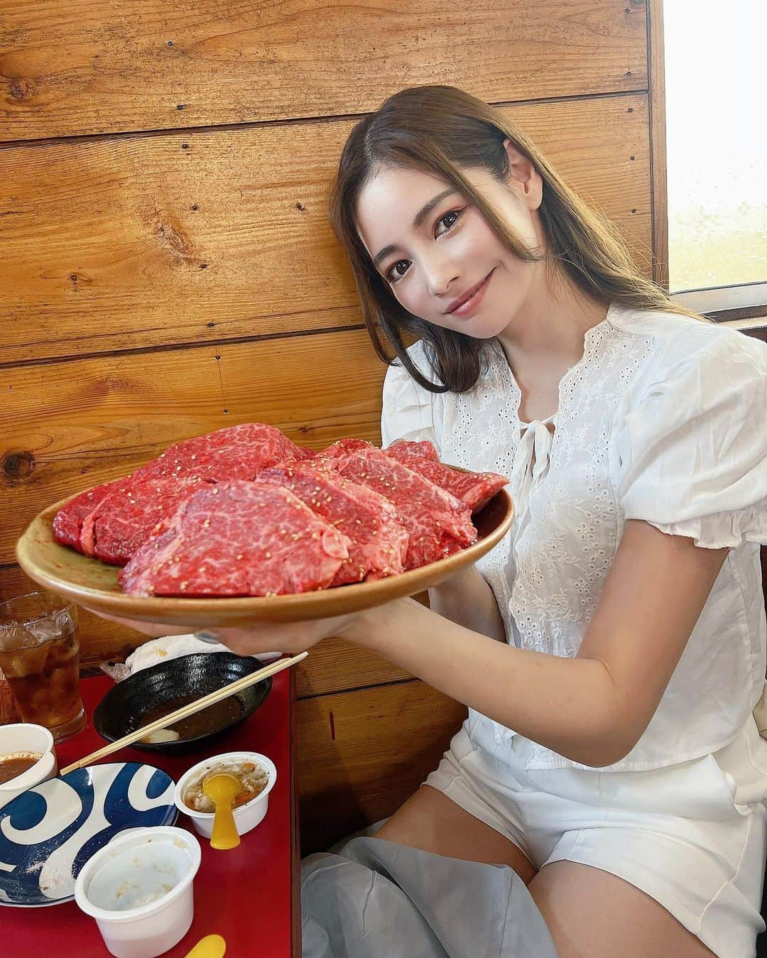 得あゆさんのインスタグラム写真 - (得あゆInstagram)「念願の奈良『きみや』🥩❤️  これ何キロだったかな？ペロリでした！🥩🤣 シャトーブリアン🥩メニューでいうと、 ＡとBを4人前頼んで、この量です🥩🥩🥩🥩 タンは裏メニュー？っぽいです！ 行かれる方は、お腹空かせて行ってください！笑  大好きなお肉沢山食べられて幸せすぎた… ほんとーっに美味しすぎた❤️ ご馳走様でした🙏🏻！！！！  年内の予約は、もういっぱいなんだって🥹 また来年の楽しみ🥩❤️  ・ ・ ・ ・ ・ ・ ・ ・ ・ ・ #きみや#奈良#奈良グルメ#奈良観光#奈良旅行#お肉#肉食#肉食女子#肉#シャトーブリアン#ヒレ#ヒレ肉#タン#赤身肉#お肉大好き#お肉好きな人と繋がりたい #肉スタグラム#予約困難#予約困難店#ドライブ#家族ご飯#ママコーデ#ママファッション#ママライフ#子育てママ#ダイエット中#ヘルシー#大食い#子育てママ#男の子ママ#有名店」5月31日 22時22分 - tokuayu819