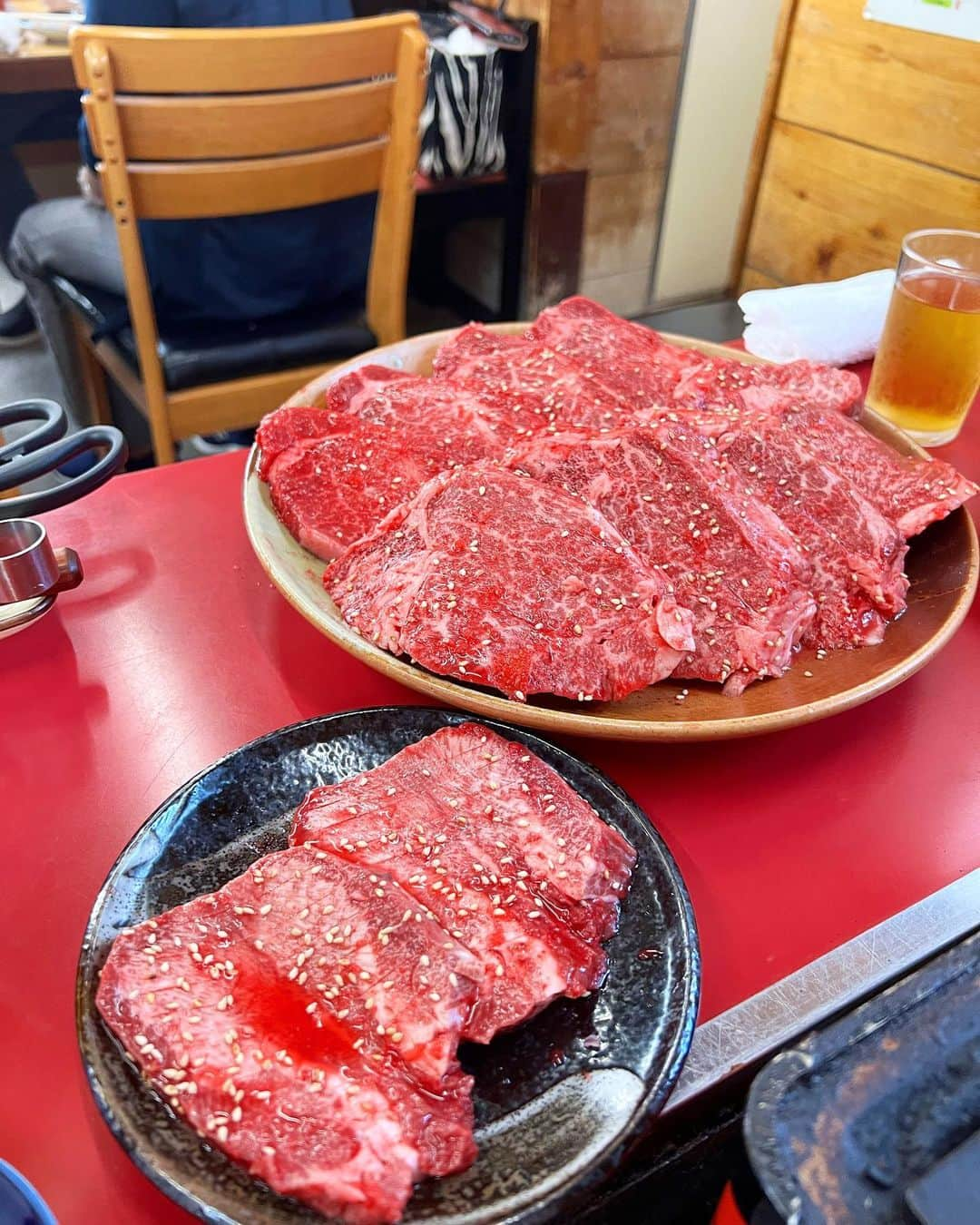 得あゆさんのインスタグラム写真 - (得あゆInstagram)「念願の奈良『きみや』🥩❤️  これ何キロだったかな？ペロリでした！🥩🤣 シャトーブリアン🥩メニューでいうと、 ＡとBを4人前頼んで、この量です🥩🥩🥩🥩 タンは裏メニュー？っぽいです！ 行かれる方は、お腹空かせて行ってください！笑  大好きなお肉沢山食べられて幸せすぎた… ほんとーっに美味しすぎた❤️ ご馳走様でした🙏🏻！！！！  年内の予約は、もういっぱいなんだって🥹 また来年の楽しみ🥩❤️  ・ ・ ・ ・ ・ ・ ・ ・ ・ ・ #きみや#奈良#奈良グルメ#奈良観光#奈良旅行#お肉#肉食#肉食女子#肉#シャトーブリアン#ヒレ#ヒレ肉#タン#赤身肉#お肉大好き#お肉好きな人と繋がりたい #肉スタグラム#予約困難#予約困難店#ドライブ#家族ご飯#ママコーデ#ママファッション#ママライフ#子育てママ#ダイエット中#ヘルシー#大食い#子育てママ#男の子ママ#有名店」5月31日 22時22分 - tokuayu819