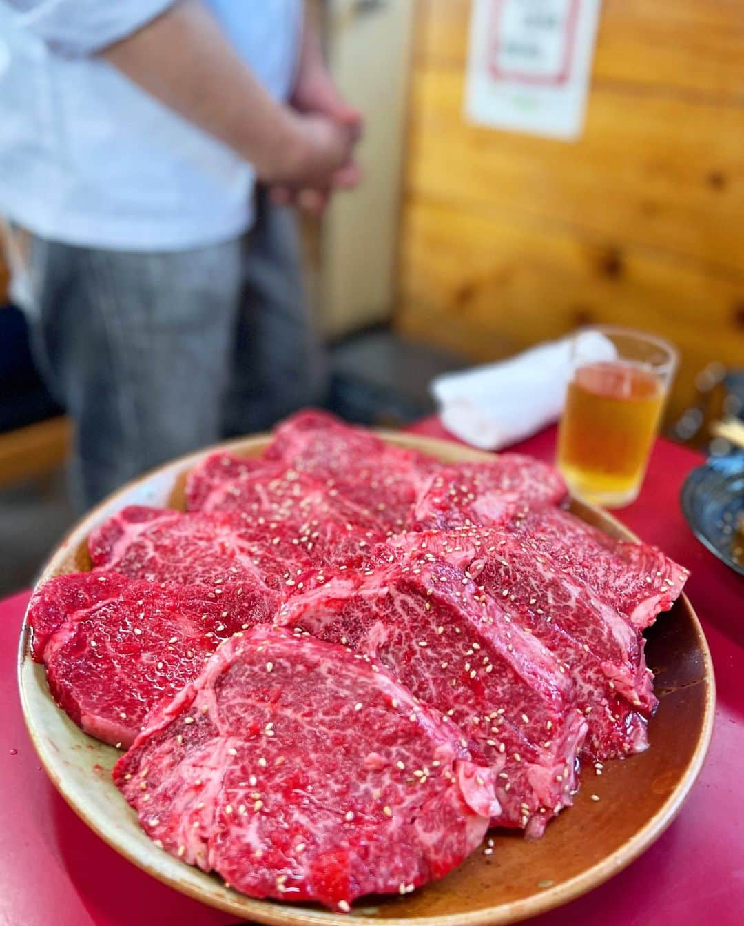 得あゆさんのインスタグラム写真 - (得あゆInstagram)「念願の奈良『きみや』🥩❤️  これ何キロだったかな？ペロリでした！🥩🤣 シャトーブリアン🥩メニューでいうと、 ＡとBを4人前頼んで、この量です🥩🥩🥩🥩 タンは裏メニュー？っぽいです！ 行かれる方は、お腹空かせて行ってください！笑  大好きなお肉沢山食べられて幸せすぎた… ほんとーっに美味しすぎた❤️ ご馳走様でした🙏🏻！！！！  年内の予約は、もういっぱいなんだって🥹 また来年の楽しみ🥩❤️  ・ ・ ・ ・ ・ ・ ・ ・ ・ ・ #きみや#奈良#奈良グルメ#奈良観光#奈良旅行#お肉#肉食#肉食女子#肉#シャトーブリアン#ヒレ#ヒレ肉#タン#赤身肉#お肉大好き#お肉好きな人と繋がりたい #肉スタグラム#予約困難#予約困難店#ドライブ#家族ご飯#ママコーデ#ママファッション#ママライフ#子育てママ#ダイエット中#ヘルシー#大食い#子育てママ#男の子ママ#有名店」5月31日 22時22分 - tokuayu819