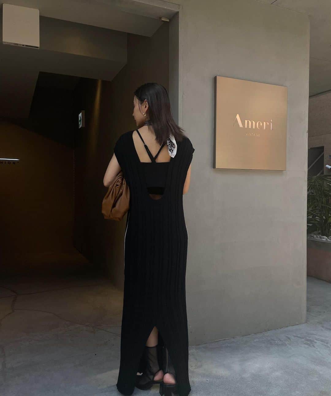 黒石奈央子さんのインスタグラム写真 - (黒石奈央子Instagram)「大阪モード学園の講演会に来て行った洋服。  6月パイル素材の綺麗ワンピース。  タングワンピが大好きで  ただ、なかなか綺麗なシルエットって出会えないから  ついつい見つけると形が綺麗なら即買い。  ということでアメリで作ったワンピはこだわり抜いたアイテムなのでかなり綺麗。  サイドに細いバイカラーパイピングが細見せ長身店効果を出してくれて本当に優秀  @amerivintage #ameri#amerivintage #休日コーデ#私服コーデ#お仕事コーデ」5月31日 22時39分 - blackstone705
