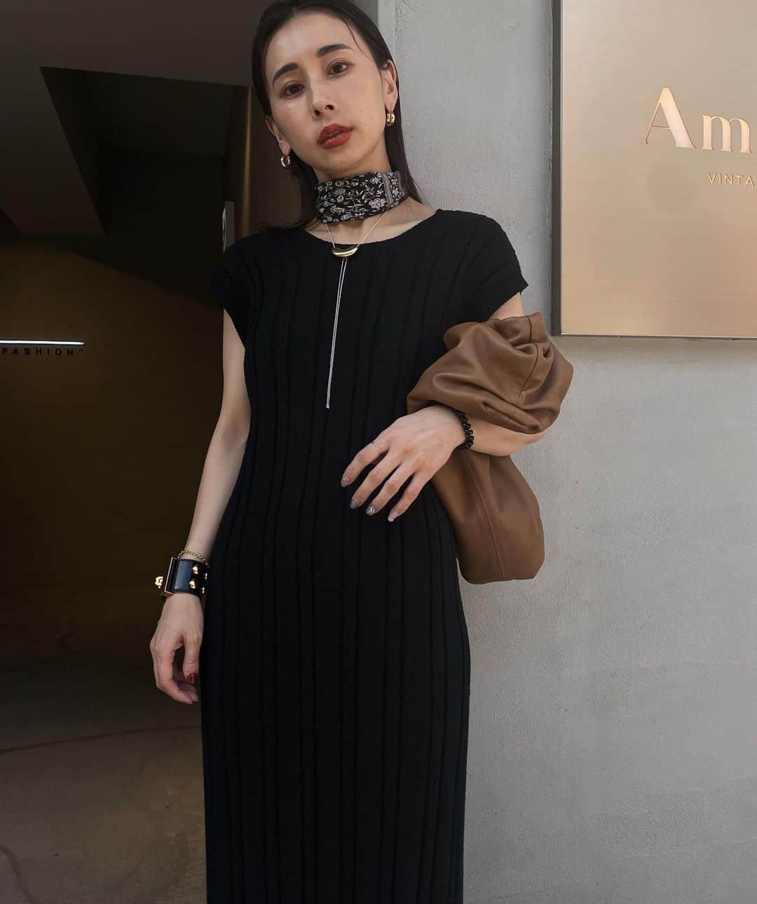 黒石奈央子さんのインスタグラム写真 - (黒石奈央子Instagram)「大阪モード学園の講演会に来て行った洋服。  6月パイル素材の綺麗ワンピース。  タングワンピが大好きで  ただ、なかなか綺麗なシルエットって出会えないから  ついつい見つけると形が綺麗なら即買い。  ということでアメリで作ったワンピはこだわり抜いたアイテムなのでかなり綺麗。  サイドに細いバイカラーパイピングが細見せ長身店効果を出してくれて本当に優秀  @amerivintage #ameri#amerivintage #休日コーデ#私服コーデ#お仕事コーデ」5月31日 22時39分 - blackstone705