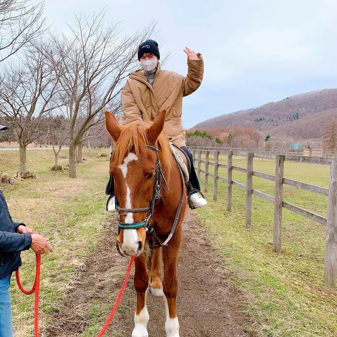 山川恵里佳さんのインスタグラム写真 - (山川恵里佳Instagram)「テレビ東京 「ハーフタイムツアーズ」  今回は北海道アクティビティツアー！  気球、カヌー、乗馬体験など ガイドさんがいらっしゃるので安心して楽しめました♪  名馬が暮らすホテルに宿泊し ウイニングチケットと触れ合えたのは嬉しかったし🐎 温泉も気持ちよかったし北海道グルメも最高でした♡  襟裳岬に行ったら風の館に行ってみてほしい！ パワーすごすぎて9枚目の私みたいになるはず笑  支笏湖では天使のはしごが見れて 野生動物に遭遇できて感動の連続でした！  まだまだ書ききれない程の魅力溢れる今回の旅♡ ハーフタイムツアーズでチェックしてみてください♪  衣装　@mite__official   #ハーフタイムツアーズ #支笏湖 #天使のはしご #ウイニングチケット #温泉旅行 #北海道グルメ #気球 #カヌー #乗馬」5月31日 23時20分 - erika_3_official