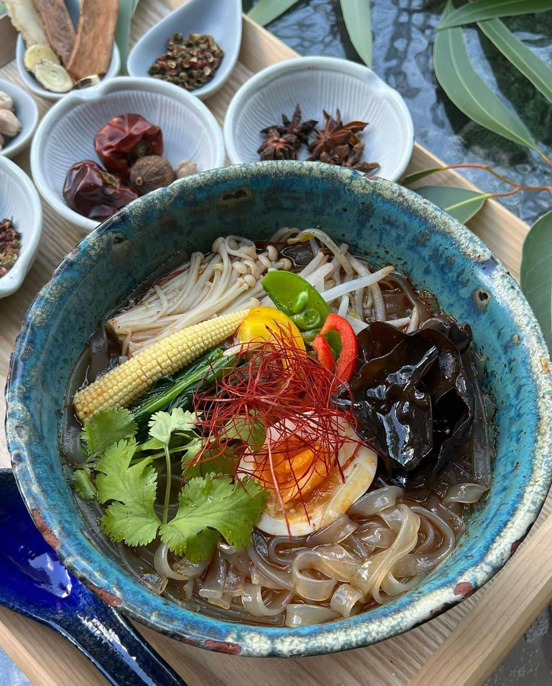 今井華さんのインスタグラム写真 - (今井華Instagram)「先程、 今井華×おうちでマーラータンコラボによる 【スパイシーマーラータン】の 1ヶ月限定販売が全終了致しました🙏🏽  まず、 想像を遥かに超える注文により、 予期していなかった 大幅な発送遅延が生じています事 心よりお詫び致します。 現状、お届けまでに注文から約1ヶ月前後のお時間を頂戴しております。 製造スタッフの増員や、機材を増やして尽力しておりますのでご理解賜りますようお願い致します。  そして、 本当に本当に たくさんのご注文をありがとうございました🙏🏽  私がマーラータンを愛しすぎて始めた このコラボ。 至らない点はたくさんありましたが、 3週間で1万食を突破してニュースになったり 味に対して酷評が1つも来なかったりと、 もう、なんか感激でしかありませんでした。  SNSでのPRや、アフィリエイトなどが多く見られるこの時代に 歯向かう様に頑なにそれを拒んできて 本質的で、愛を持って作り上げた マーラータンが凄まじく大勢の人に伝わった事、 自分の中でのノルマを大幅にクリアできた事、 何かが報われた様な気がして これで良かったんだ。と 正直、内心とても安堵しています🙏🏽  私の人生のテーマである "愛"はこれからも変わる事が無く、 更に大事なんだとみなさんを通して改めて実感させて頂くことが出来ました🙏🏽  本当に感謝の気持ちでいっぱいです。。✨  また、皆さんに愛を持って 発信させる事が出来る様に 私自身、もっと精進致します🙏🏽  本当に1ヶ月間、ありがとうございました🙏🏽✨  #❤️‍🔥❤️‍🔥❤️‍🔥 #マーラータン #今井華コラボ #おうちでマーラータン」6月1日 0時01分 - imaihana