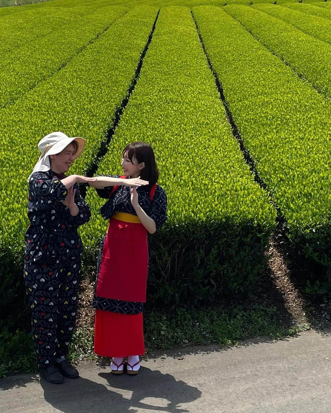 まいてぃ（粕谷まい）さんのインスタグラム写真 - (まいてぃ（粕谷まい）Instagram)「福岡ロケでの思い出たち📷💭💓 茶摘みのお召し物着せていただいて嬉しかったな♡ 馬場さんめちゃくちゃいい人で、ピカピカ笑顔でとっても心強かった！ 突撃したらたまたまいて下さった八女の観光大使の方でした！！ なんと6月14日15:00~FM八女の馬場さんの冠ラジオ「馬場美雅のしゃべっ茶oh！」に出演させて頂くことになりました♡ こちらも是非ご視聴下さい♡  そしてそして！チャンスの時間でもお世話になったAbemaアナウンサーの西澤由夏さん！ほんとにいつも優しくしてくれて可愛くて、お会いできて嬉しかったです✨  ロケで東京からご一緒してくださったディレクターさん、ADさん、カメラマンさんもみんなハッピーでとっても楽しいロケでした！！美味しいとんこつラーメンも食べられて幸せでした！！✨  街頭インタビューは心が折れそうだったけど、みんな頑張ってるので私がへこたれちゃダメだと思ったし本気でTバックを普及したかったので、諦めなくてほんとに良かったです😭😭🙏💓  1週間見逃し配信もあるので是非皆さん #ニューヨーク恋愛市場 #31 是非ご覧頂けたら嬉しいです✨」6月1日 1時36分 - maity_0917