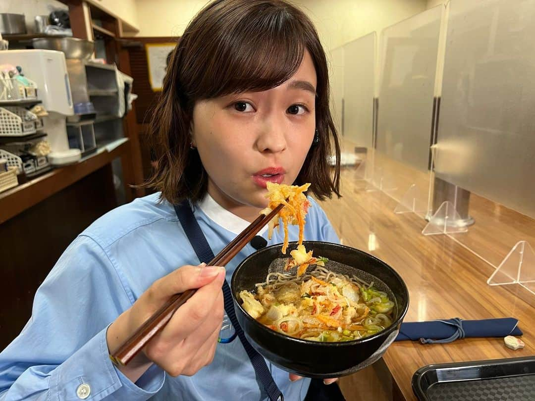 篠原梨菜さんのインスタグラム写真 - (篠原梨菜Instagram)「#朝5時の美味time きのうは東京・世田谷線の三軒茶屋駅すぐそば かしわや　三軒茶屋店へ！ 乗り換え時に食べていく人も多いそうです🚃 天ぷらそばには、小エビ入りの大きなかき揚げが！　 かつお節のきいたつゆに、小エビの香りが徐々にうつり。出勤前にお腹も心も満たされる一杯😋 今日もこのあとお楽しみに！ #早朝グルメ #thetime_tbs #かしわや #三軒茶屋 #世田谷線  #立ち食いそば #天ぷらそば #かき揚げ  #今川焼 #tbs」6月1日 4時32分 - shinorinatbs