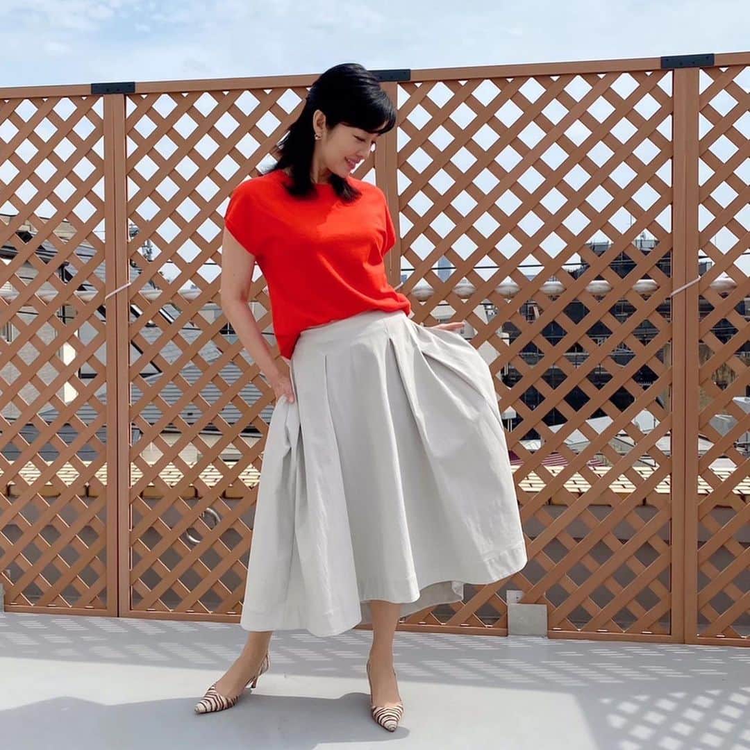 早見優さんのインスタグラム写真 - (早見優Instagram)「Summer fashion Vivid orange top with Natural colored flared skirt 夏に映えるビビッドなオレンジのトップスに ラインがきれいなフレアスカート  #summer #fashion」6月1日 7時11分 - yuyuhayami