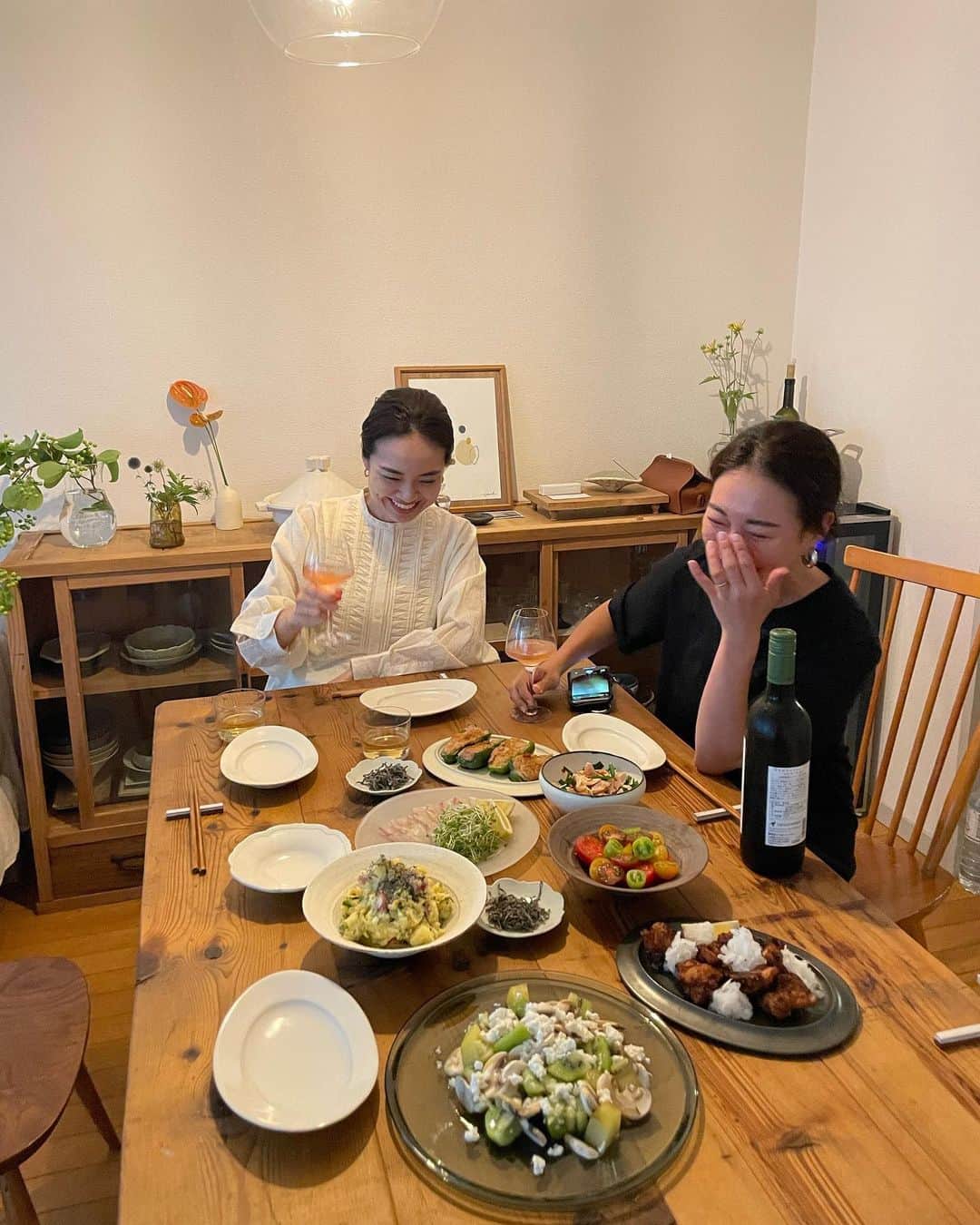 春名亜美さんのインスタグラム写真 - (春名亜美Instagram)「#マミノメシ 👩🏻‍🍳  @mami_ishioka が「ご飯食べにおいで〜」って言ってくれて、遠慮なく家族でお邪魔しました🥰  「ご飯食べにおいで〜」って私もいつか言ってみたいな。。。 こんな料理上手なおまみには一生かかっても言えないな。笑  毎度毎度、食べるのが勿体ないくらいの美しいお料理をおもてなししてくれるおまみ。  子供達には愛情たっぷりのオムライスを作ってくれて、〆には熟成カレーまで出してくれて、もうフルコースで至れり尽くせり🍽  おまみのお料理が本当美味しくて、まっっったくお酒飲めないくせに白ワイン飲んじゃったよね🍾  そして、おまみのおうちも大好き。 木の温かみとおまみのハイセンスが混ざり合って、どこに目を向けても癒される🌿  大人達がおしゃべりに夢中になってる間、子供達はLaQに夢中になって、最後は作品をお披露目してくれました🌈  おまみ、肉父さん いつも本当にありがとうございます❤️❤️❤️」6月1日 10時50分 - amiharunaami