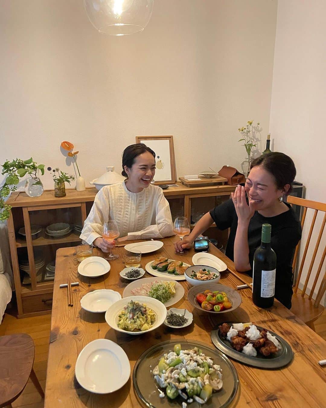 春名亜美さんのインスタグラム写真 - (春名亜美Instagram)「#マミノメシ 👩🏻‍🍳  @mami_ishioka が「ご飯食べにおいで〜」って言ってくれて、遠慮なく家族でお邪魔しました🥰  「ご飯食べにおいで〜」って私もいつか言ってみたいな。。。 こんな料理上手なおまみには一生かかっても言えないな。笑  毎度毎度、食べるのが勿体ないくらいの美しいお料理をおもてなししてくれるおまみ。  子供達には愛情たっぷりのオムライスを作ってくれて、〆には熟成カレーまで出してくれて、もうフルコースで至れり尽くせり🍽  おまみのお料理が本当美味しくて、まっっったくお酒飲めないくせに白ワイン飲んじゃったよね🍾  そして、おまみのおうちも大好き。 木の温かみとおまみのハイセンスが混ざり合って、どこに目を向けても癒される🌿  大人達がおしゃべりに夢中になってる間、子供達はLaQに夢中になって、最後は作品をお披露目してくれました🌈  おまみ、肉父さん いつも本当にありがとうございます❤️❤️❤️」6月1日 10時50分 - amiharunaami