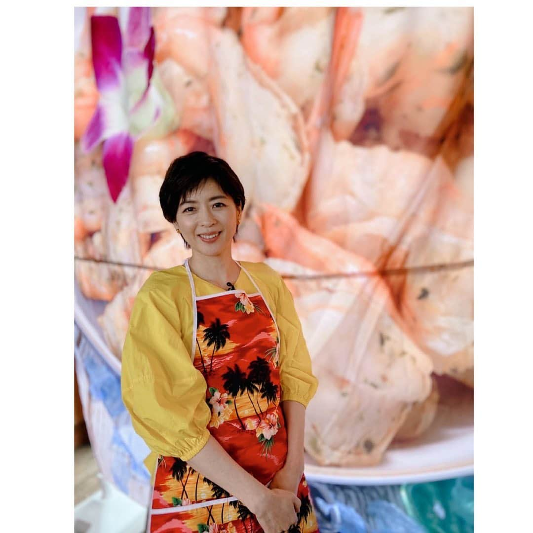 中山忍さんのインスタグラム写真 - (中山忍Instagram)「南国の香り✨  #とれたて美味いもの市 出演いたします！  #ガーリックシュリンプ 殻まで柔らかくて 優しいガーリックの風味🦐 そのままでもパスタでも！  お問い合わせは 美味いもの市 アクセルクリエィション 0120-55-66-88 https://umaimono.tv/ までお願いいたします🙏  #ある日の撮影風景 楽しかったなぁ😁 ブラウス、パンツ @ottodame_jp #オットダム」6月1日 11時20分 - _shinobu_nakayama_