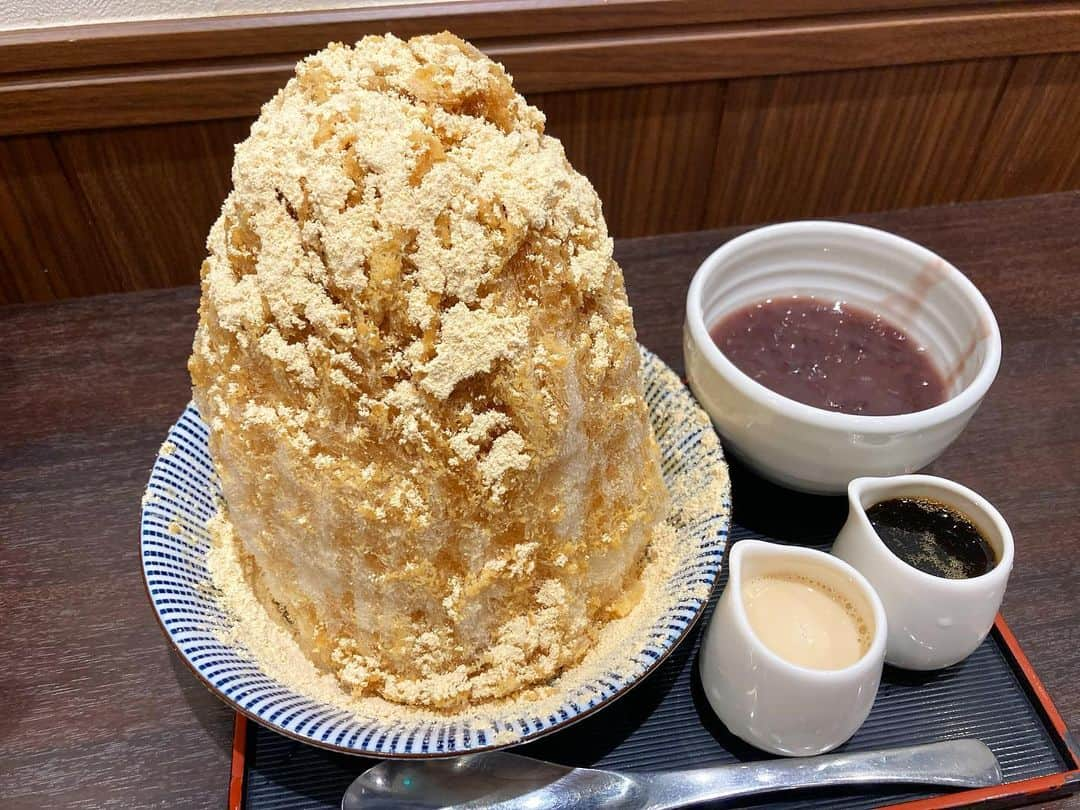 竹村真琴さんのインスタグラム写真 - (竹村真琴Instagram)「* ひっさしぶりのかき氷🍧🤍 目白の志むらさんにて。 味噌ナッツ🥜と黒糖きなこ。 ２つ食べてお腹パンパン🐷 . . . #志むら #味噌ナッツ #黒糖きなこ #変わり種 #かき氷 #東京かき氷 #かき氷好きな人と繋がりたい #和菓子カフェ #目白カフェ #目白グルメ #プロゴルファー #女子プロゴルファー #ゴルフ女子 #竹村真琴」6月1日 12時06分 - makototakemura_golf