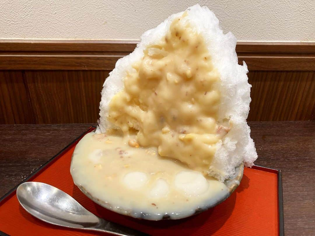 竹村真琴さんのインスタグラム写真 - (竹村真琴Instagram)「* ひっさしぶりのかき氷🍧🤍 目白の志むらさんにて。 味噌ナッツ🥜と黒糖きなこ。 ２つ食べてお腹パンパン🐷 . . . #志むら #味噌ナッツ #黒糖きなこ #変わり種 #かき氷 #東京かき氷 #かき氷好きな人と繋がりたい #和菓子カフェ #目白カフェ #目白グルメ #プロゴルファー #女子プロゴルファー #ゴルフ女子 #竹村真琴」6月1日 12時06分 - makototakemura_golf