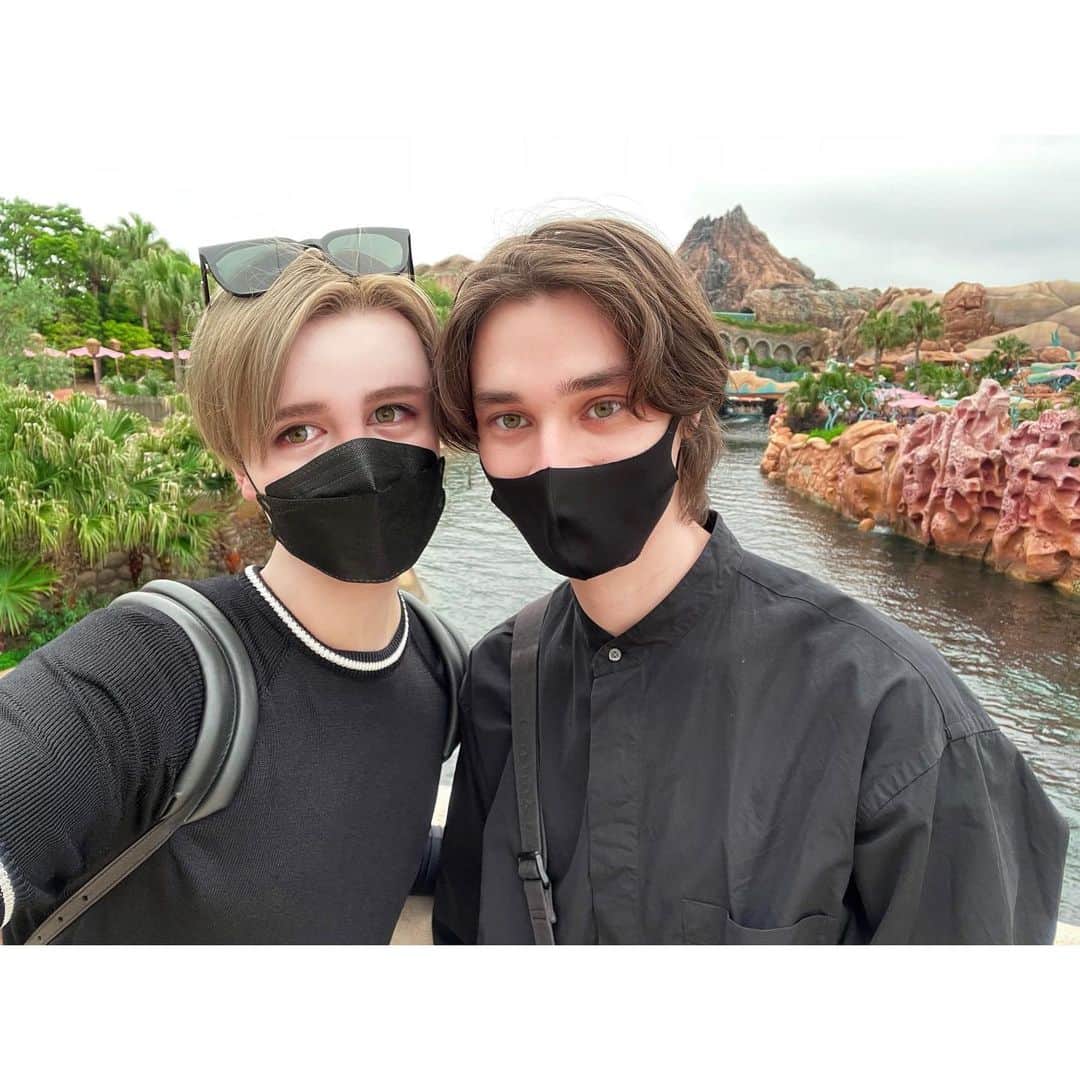 Matt（マット）さんのインスタグラム写真 - (Matt（マット）Instagram)「・ 昨日ジェレミーと久しぶりに ディズニーシー行ってきた💕  ソアリンは何回乗っても感動するね👏🏻  修学旅行生のみんな、 たくさん話しかけてくれてありがとう✨ 全員にサインできなくてごめんね🥹  制服姿見るとなんだか学生時代を思い出してしまう🫶🏻 制服ディズニーとかまたしたいなぁ😆  ジェレミーのこと ずっとマフィンだと思ってる人 たくさんいて面白かった😂 彼はマフィンではなく ジェレミー君です👬🏼」6月1日 14時08分 - mattkuwata_official2018