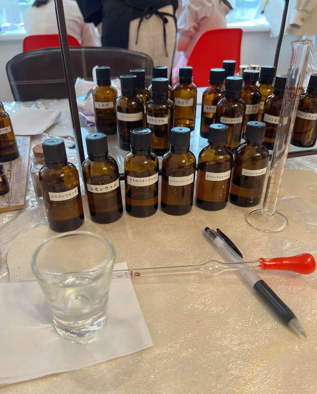 桃乃木かなさんのインスタグラム写真 - (桃乃木かなInstagram)「自分好みの香水作り🫧  ・THE FLAVOR DESIGN ・Magnolia Fragrance  友達のプレゼント用に求めてる香りを作りに行ったんだけど色んな種類があるから本当に調合師さんと相談しながら作って完成させるのが楽しかったよ☺️  友達と行って作るのも楽しそうだったけど私は黙々と作りたい香りと嗅ぎ比べて作ってました✌︎  flavor Designの方はラベルに好きな文字入れられるので友達のプレゼント用に。 magnoliaの方は個人的に。 (本当はジューシーなピーチの香りを作りたかったんだけどなかなか難しかったのでコッテリチョコレートガナッシュの寝香水つくりました🍫)  #theflavordesign  #magnoliafragrance」6月1日 14時38分 - kana_momonogi