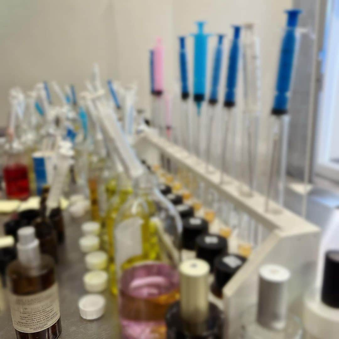 桃乃木かなさんのインスタグラム写真 - (桃乃木かなInstagram)「自分好みの香水作り🫧  ・THE FLAVOR DESIGN ・Magnolia Fragrance  友達のプレゼント用に求めてる香りを作りに行ったんだけど色んな種類があるから本当に調合師さんと相談しながら作って完成させるのが楽しかったよ☺️  友達と行って作るのも楽しそうだったけど私は黙々と作りたい香りと嗅ぎ比べて作ってました✌︎  flavor Designの方はラベルに好きな文字入れられるので友達のプレゼント用に。 magnoliaの方は個人的に。 (本当はジューシーなピーチの香りを作りたかったんだけどなかなか難しかったのでコッテリチョコレートガナッシュの寝香水つくりました🍫)  #theflavordesign  #magnoliafragrance」6月1日 14時38分 - kana_momonogi