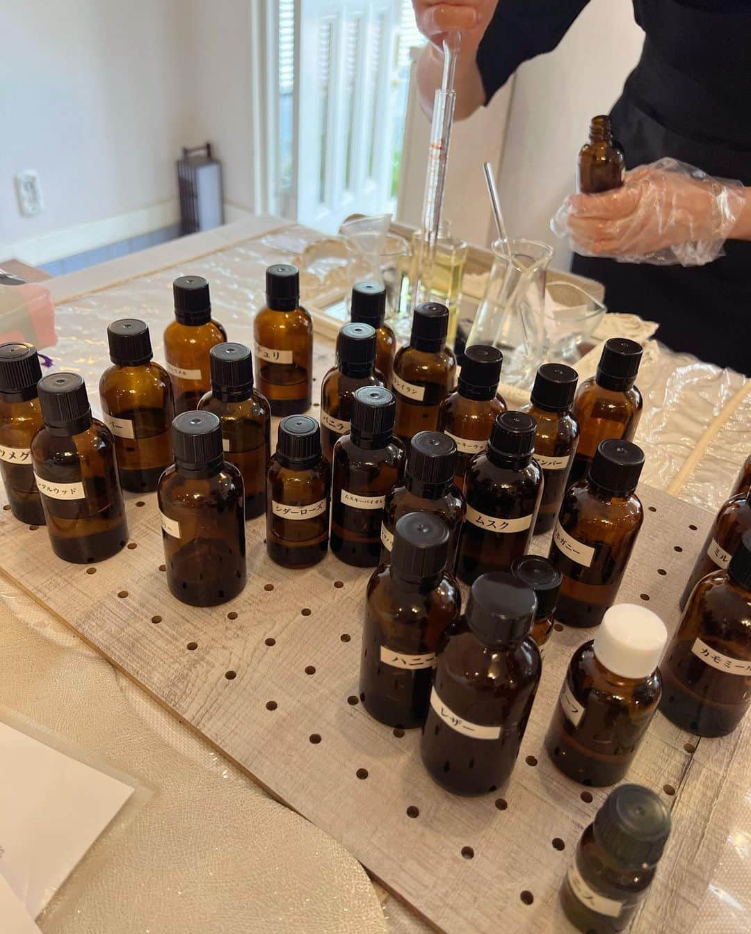 桃乃木かなさんのインスタグラム写真 - (桃乃木かなInstagram)「自分好みの香水作り🫧  ・THE FLAVOR DESIGN ・Magnolia Fragrance  友達のプレゼント用に求めてる香りを作りに行ったんだけど色んな種類があるから本当に調合師さんと相談しながら作って完成させるのが楽しかったよ☺️  友達と行って作るのも楽しそうだったけど私は黙々と作りたい香りと嗅ぎ比べて作ってました✌︎  flavor Designの方はラベルに好きな文字入れられるので友達のプレゼント用に。 magnoliaの方は個人的に。 (本当はジューシーなピーチの香りを作りたかったんだけどなかなか難しかったのでコッテリチョコレートガナッシュの寝香水つくりました🍫)  #theflavordesign  #magnoliafragrance」6月1日 14時38分 - kana_momonogi