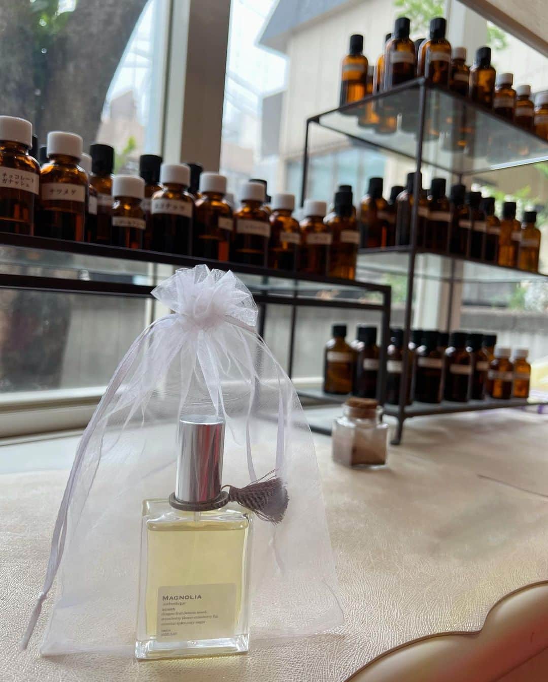 桃乃木かなさんのインスタグラム写真 - (桃乃木かなInstagram)「自分好みの香水作り🫧  ・THE FLAVOR DESIGN ・Magnolia Fragrance  友達のプレゼント用に求めてる香りを作りに行ったんだけど色んな種類があるから本当に調合師さんと相談しながら作って完成させるのが楽しかったよ☺️  友達と行って作るのも楽しそうだったけど私は黙々と作りたい香りと嗅ぎ比べて作ってました✌︎  flavor Designの方はラベルに好きな文字入れられるので友達のプレゼント用に。 magnoliaの方は個人的に。 (本当はジューシーなピーチの香りを作りたかったんだけどなかなか難しかったのでコッテリチョコレートガナッシュの寝香水つくりました🍫)  #theflavordesign  #magnoliafragrance」6月1日 14時38分 - kana_momonogi