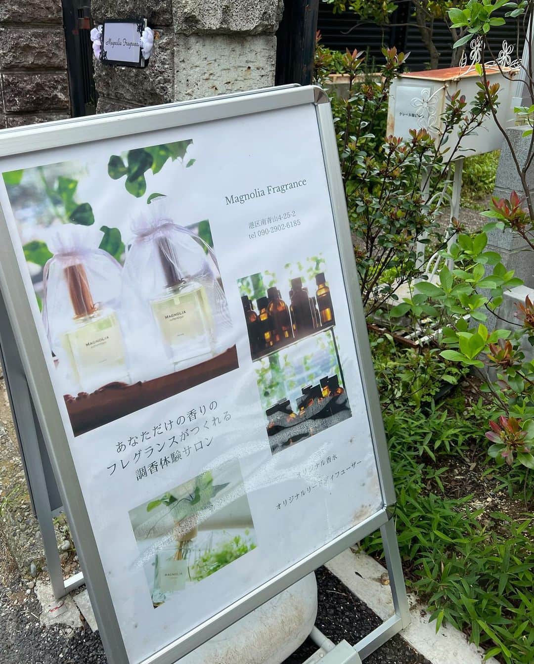 桃乃木かなさんのインスタグラム写真 - (桃乃木かなInstagram)「自分好みの香水作り🫧  ・THE FLAVOR DESIGN ・Magnolia Fragrance  友達のプレゼント用に求めてる香りを作りに行ったんだけど色んな種類があるから本当に調合師さんと相談しながら作って完成させるのが楽しかったよ☺️  友達と行って作るのも楽しそうだったけど私は黙々と作りたい香りと嗅ぎ比べて作ってました✌︎  flavor Designの方はラベルに好きな文字入れられるので友達のプレゼント用に。 magnoliaの方は個人的に。 (本当はジューシーなピーチの香りを作りたかったんだけどなかなか難しかったのでコッテリチョコレートガナッシュの寝香水つくりました🍫)  #theflavordesign  #magnoliafragrance」6月1日 14時38分 - kana_momonogi