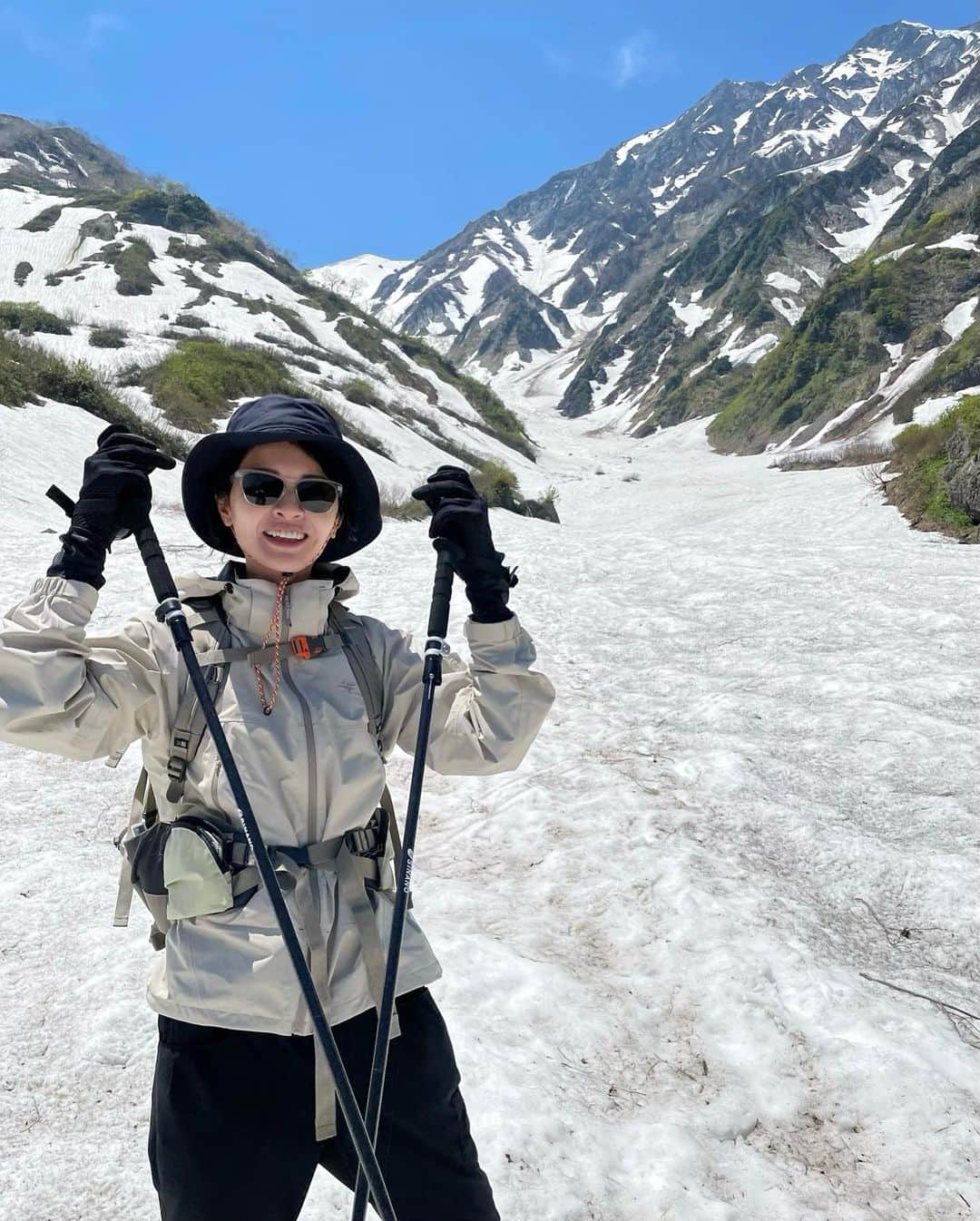 太田景子さんのインスタグラム写真 - (太田景子Instagram)「今年開山したての北アルプスを登ってきました🏔🙌🏻✨  大雪渓の迫力に圧倒されながら、一歩一歩ゆっくり丁寧に時間をかけて登頂😃  山頂付近は万年雪ですが、夏になれば山小屋が現れる辺りも今はまだ雪の中でした。 雪一枚隔てた下はザーザーと雪解けの水が勢いよく流れている場所ばかり❄️❄️❄️  クレパスにハマらないように慎重に進みます🫣💦  周りが雪だらけの山頂付近は、吹く風がガラッと冷気に変わり、とても半袖ではいられない寒さです🥶  途中、シングルで下山してきたベテラン登山者の方と２度出くわし、あのヘリの奥までは行けたよ〜😎とか、この辺はクレパスあるから気をつけて〜など、教えてもらいながら白馬尻まで登りました😇✌️  いろんな野花や山菜を見つけたり、鳥が頭のすぐ近くをゆうがに旋回したり、ゴーゴーとかなりの落差を落ちる滝に圧倒されたりと、大自然の怖さと豊かさを満喫しました😆🌳🍀🌿🍃  #japanesealps #nature #climbing #crepas #登山 #登山コーデ #山登り #トレッキング #北アルプス #白馬 #万年雪 #開山 #大雪渓 #日本三大 #セントフォース #気象予報士」6月1日 16時28分 - keiko_ota1121