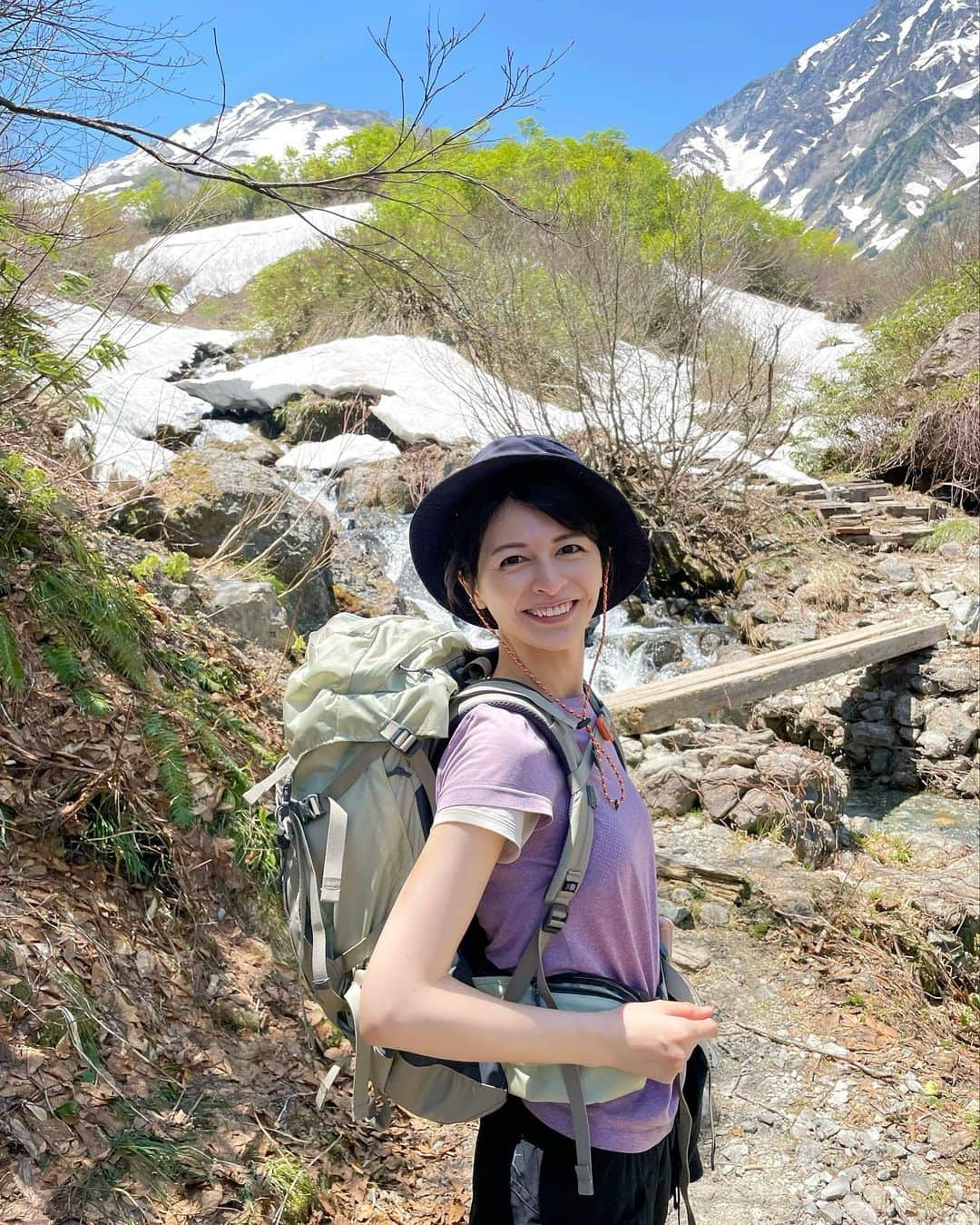 太田景子さんのインスタグラム写真 - (太田景子Instagram)「今年開山したての北アルプスを登ってきました🏔🙌🏻✨  大雪渓の迫力に圧倒されながら、一歩一歩ゆっくり丁寧に時間をかけて登頂😃  山頂付近は万年雪ですが、夏になれば山小屋が現れる辺りも今はまだ雪の中でした。 雪一枚隔てた下はザーザーと雪解けの水が勢いよく流れている場所ばかり❄️❄️❄️  クレパスにハマらないように慎重に進みます🫣💦  周りが雪だらけの山頂付近は、吹く風がガラッと冷気に変わり、とても半袖ではいられない寒さです🥶  途中、シングルで下山してきたベテラン登山者の方と２度出くわし、あのヘリの奥までは行けたよ〜😎とか、この辺はクレパスあるから気をつけて〜など、教えてもらいながら白馬尻まで登りました😇✌️  いろんな野花や山菜を見つけたり、鳥が頭のすぐ近くをゆうがに旋回したり、ゴーゴーとかなりの落差を落ちる滝に圧倒されたりと、大自然の怖さと豊かさを満喫しました😆🌳🍀🌿🍃  #japanesealps #nature #climbing #crepas #登山 #登山コーデ #山登り #トレッキング #北アルプス #白馬 #万年雪 #開山 #大雪渓 #日本三大 #セントフォース #気象予報士」6月1日 16時28分 - keiko_ota1121