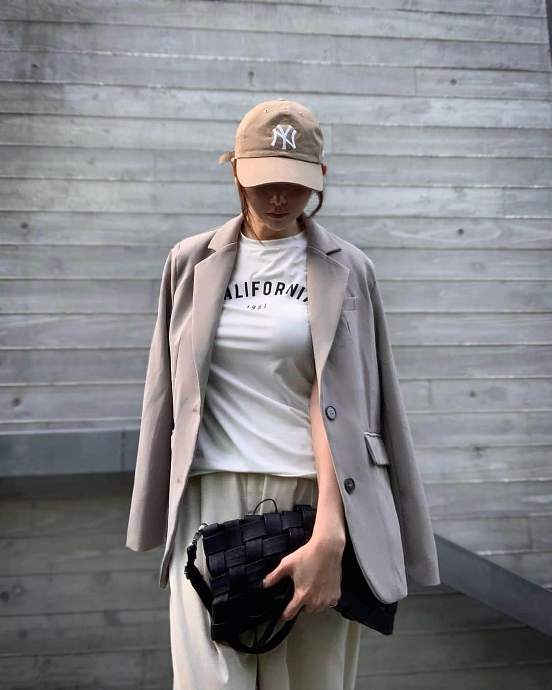 山崎みどりさんのインスタグラム写真 - (山崎みどりInstagram)「#ootd  CAP.. @neweracap  T-shirt.. @shein_japan  Jacket.. @dress.up.market_official   ────────────────────────── #tshirt #tshirtslovers #カジュアルコーデ#メンズライク #casualstyle #casualoutfit #cap #capstyle #ラフコーデ#jacketstyle #jacket#earthcolors #mensstyle」6月1日 16時45分 - midori_yamasaki_