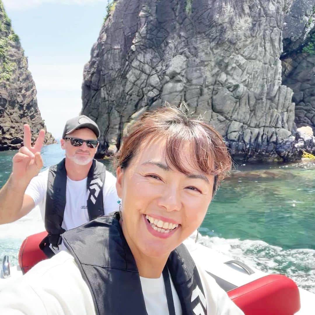 田中律子さんのインスタグラム写真 - (田中律子Instagram)「TOKAIケーブルネットワーク 『田中律子のあなたと旅するSUP』🏄‍♀️🏄‍♀️🏄‍♀️  久しぶりの西伊豆ロケ🌞 雨予報が晴れたーー☔️→🌞  晴れ過ぎですってくらい暑くて汗だく💦私の肌が汗でキラキラ✨ でもお天気いいから、写真が全部こんな笑顔になるよねーーー🌞🌴🏄‍♀️西伊豆編はまた放送お知らせしますねー💛  ウェア　 Tシャツ　@roxyjapan  レーストップス&オールインワン　@leona_surf_fitness   #tokaiケーブルネットワーク  #田中律子のあなたと旅するsup  #旅sup  #西伊豆ロケ  #お天気最高」6月1日 17時11分 - ri2kotanaka