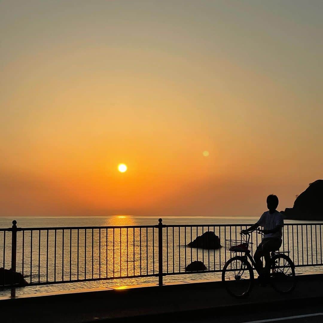 田中律子さんのインスタグラム写真 - (田中律子Instagram)「TOKAIケーブルネットワーク 『田中律子のあなたと旅するSUP』🏄‍♀️🏄‍♀️🏄‍♀️  久しぶりの西伊豆ロケ🌞 雨予報が晴れたーー☔️→🌞  晴れ過ぎですってくらい暑くて汗だく💦私の肌が汗でキラキラ✨ でもお天気いいから、写真が全部こんな笑顔になるよねーーー🌞🌴🏄‍♀️西伊豆編はまた放送お知らせしますねー💛  ウェア　 Tシャツ　@roxyjapan  レーストップス&オールインワン　@leona_surf_fitness   #tokaiケーブルネットワーク  #田中律子のあなたと旅するsup  #旅sup  #西伊豆ロケ  #お天気最高」6月1日 17時11分 - ri2kotanaka