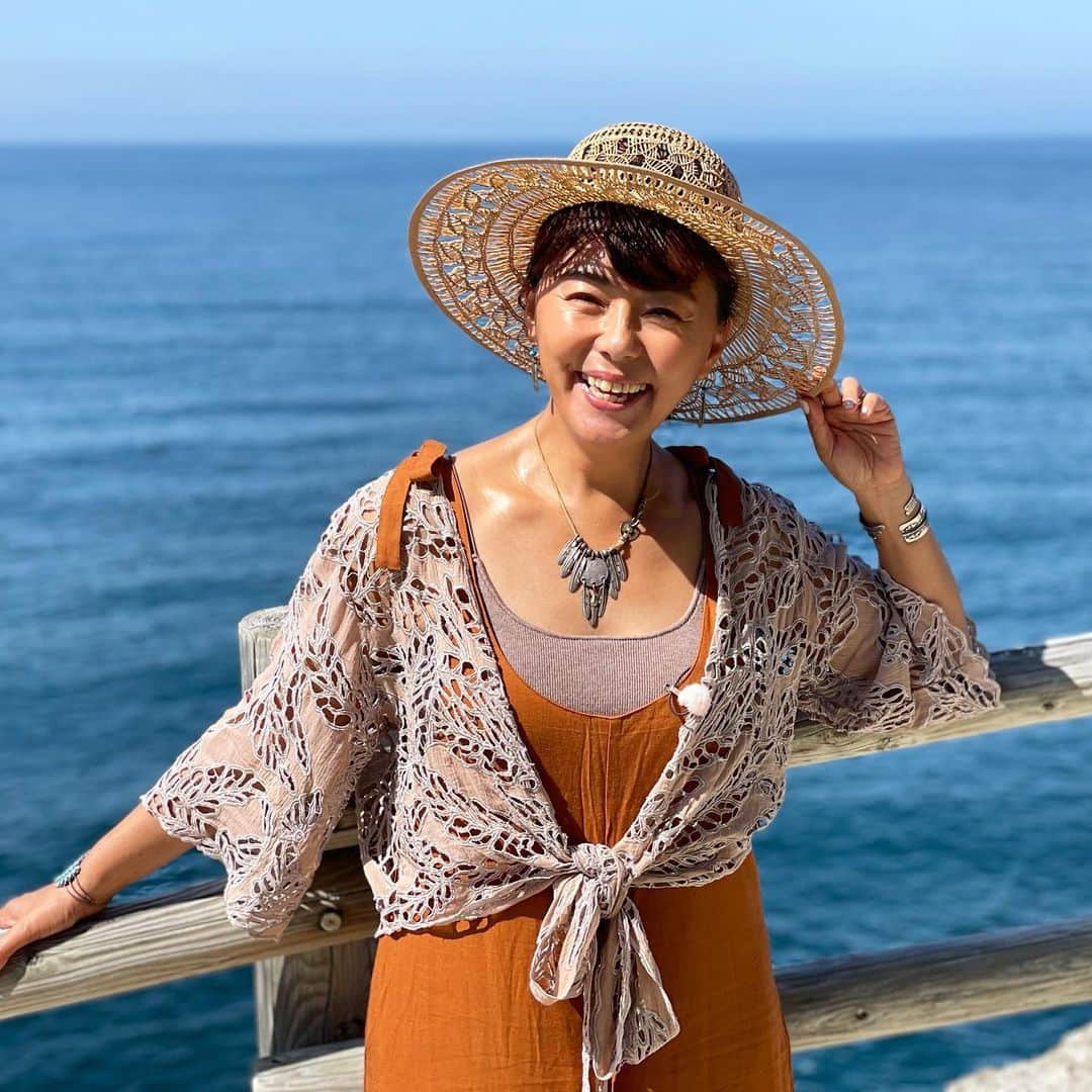 田中律子さんのインスタグラム写真 - (田中律子Instagram)「TOKAIケーブルネットワーク 『田中律子のあなたと旅するSUP』🏄‍♀️🏄‍♀️🏄‍♀️  久しぶりの西伊豆ロケ🌞 雨予報が晴れたーー☔️→🌞  晴れ過ぎですってくらい暑くて汗だく💦私の肌が汗でキラキラ✨ でもお天気いいから、写真が全部こんな笑顔になるよねーーー🌞🌴🏄‍♀️西伊豆編はまた放送お知らせしますねー💛  ウェア　 Tシャツ　@roxyjapan  レーストップス&オールインワン　@leona_surf_fitness   #tokaiケーブルネットワーク  #田中律子のあなたと旅するsup  #旅sup  #西伊豆ロケ  #お天気最高」6月1日 17時11分 - ri2kotanaka
