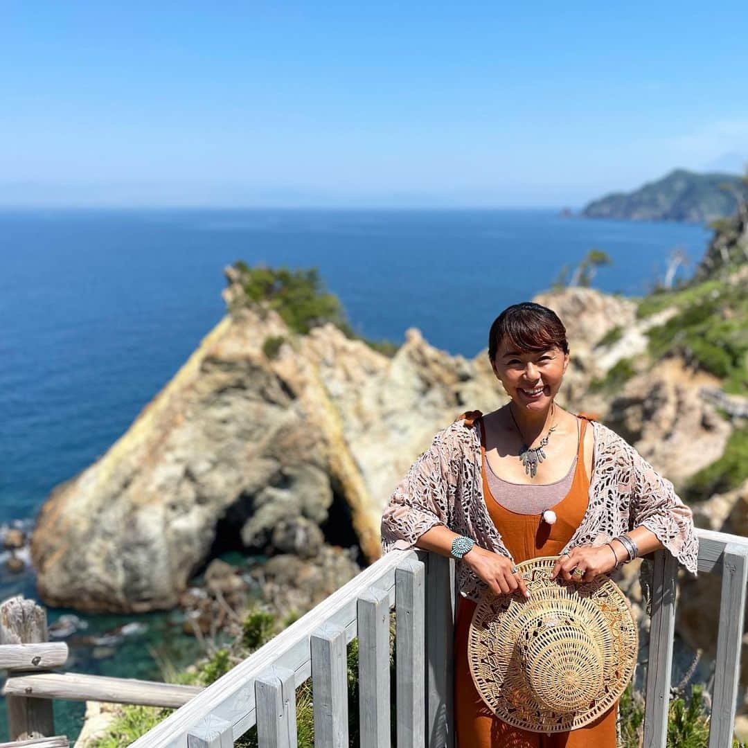 田中律子さんのインスタグラム写真 - (田中律子Instagram)「TOKAIケーブルネットワーク 『田中律子のあなたと旅するSUP』🏄‍♀️🏄‍♀️🏄‍♀️  久しぶりの西伊豆ロケ🌞 雨予報が晴れたーー☔️→🌞  晴れ過ぎですってくらい暑くて汗だく💦私の肌が汗でキラキラ✨ でもお天気いいから、写真が全部こんな笑顔になるよねーーー🌞🌴🏄‍♀️西伊豆編はまた放送お知らせしますねー💛  ウェア　 Tシャツ　@roxyjapan  レーストップス&オールインワン　@leona_surf_fitness   #tokaiケーブルネットワーク  #田中律子のあなたと旅するsup  #旅sup  #西伊豆ロケ  #お天気最高」6月1日 17時11分 - ri2kotanaka
