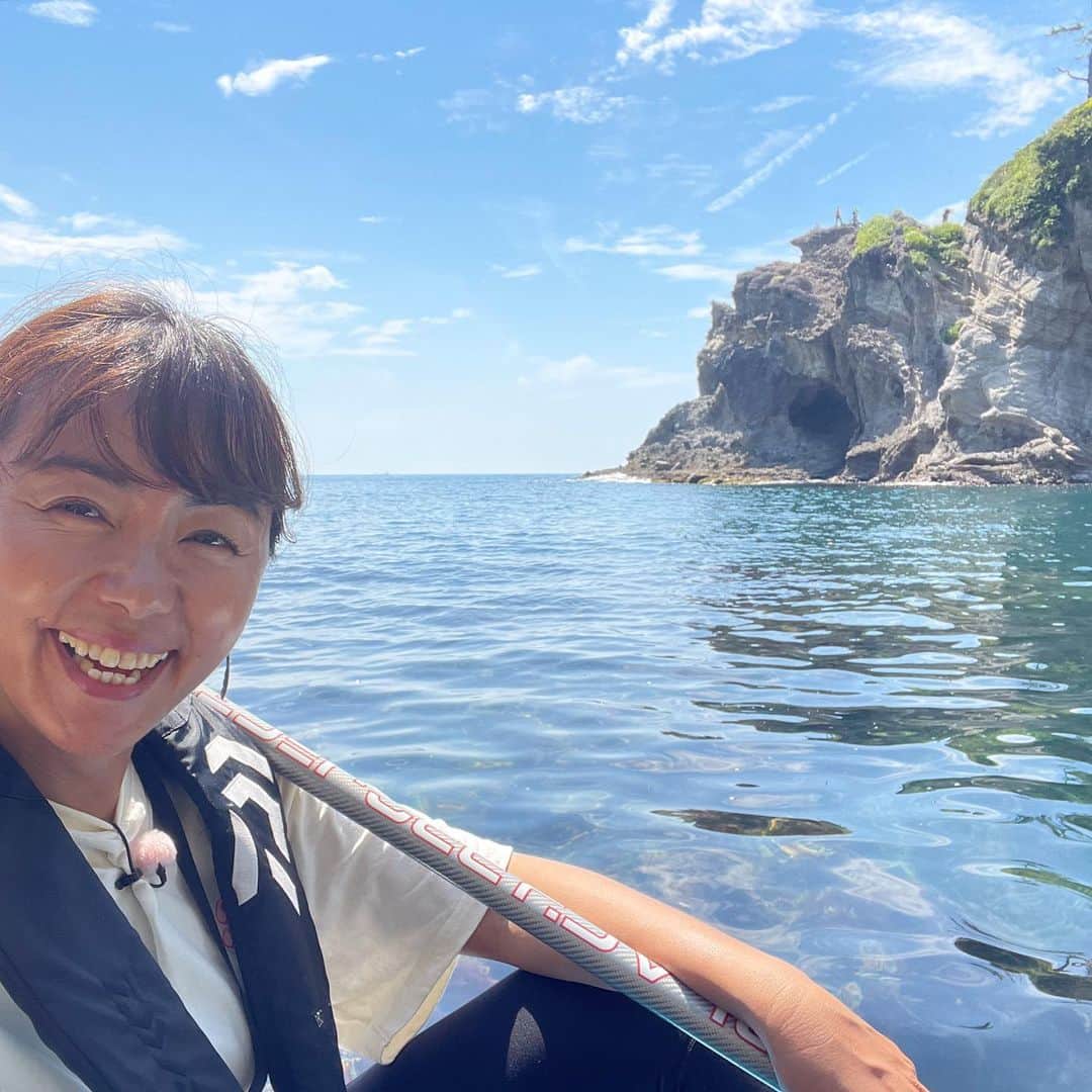 田中律子さんのインスタグラム写真 - (田中律子Instagram)「TOKAIケーブルネットワーク 『田中律子のあなたと旅するSUP』🏄‍♀️🏄‍♀️🏄‍♀️  久しぶりの西伊豆ロケ🌞 雨予報が晴れたーー☔️→🌞  晴れ過ぎですってくらい暑くて汗だく💦私の肌が汗でキラキラ✨ でもお天気いいから、写真が全部こんな笑顔になるよねーーー🌞🌴🏄‍♀️西伊豆編はまた放送お知らせしますねー💛  ウェア　 Tシャツ　@roxyjapan  レーストップス&オールインワン　@leona_surf_fitness   #tokaiケーブルネットワーク  #田中律子のあなたと旅するsup  #旅sup  #西伊豆ロケ  #お天気最高」6月1日 17時11分 - ri2kotanaka